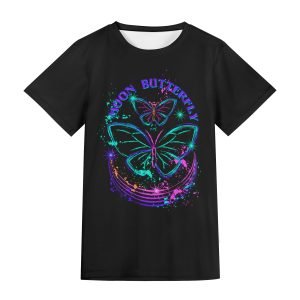 Camiseta negra para mujer con estampado all-over de mariposas neón en azul, morado y rosa, líneas dinámicas y estrellas sobre fondo oscuro.