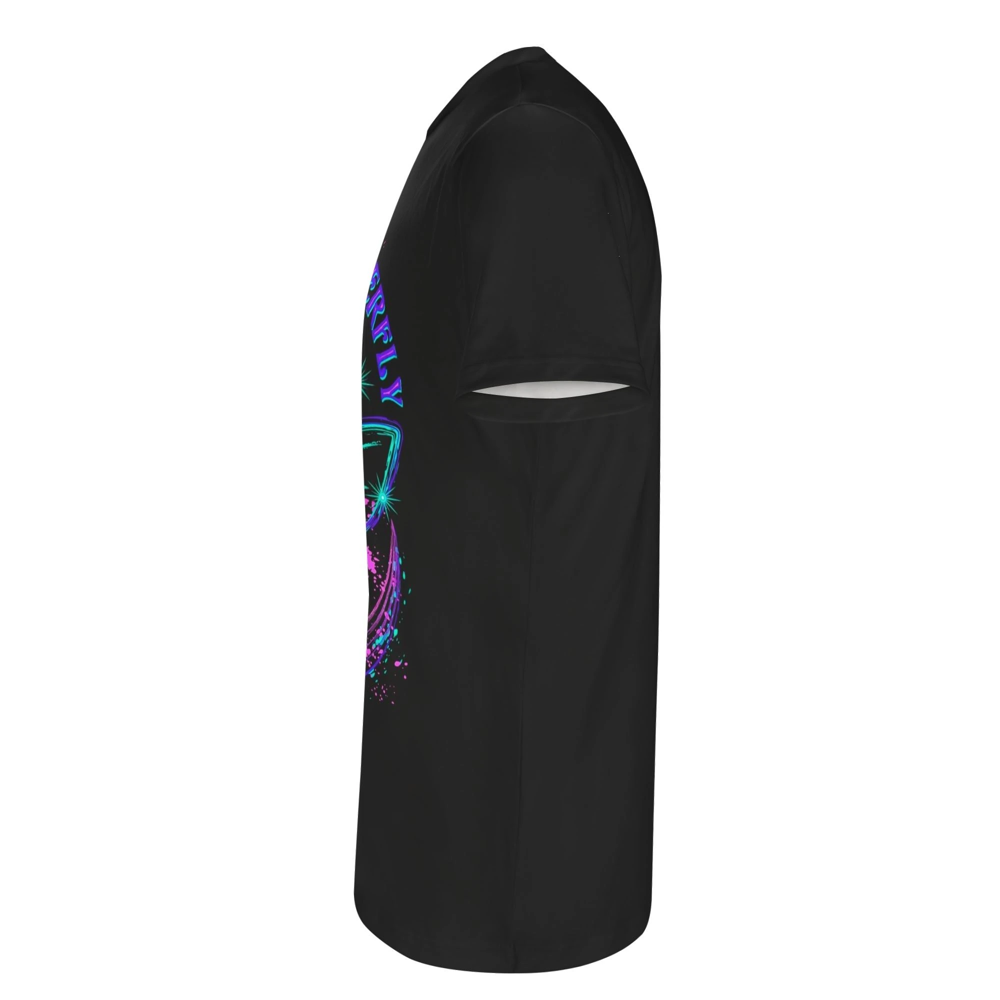 Camiseta negra para mujer con estampado all-over de mariposas neón en azul, morado y rosa, líneas dinámicas y estrellas sobre fondo oscuro.