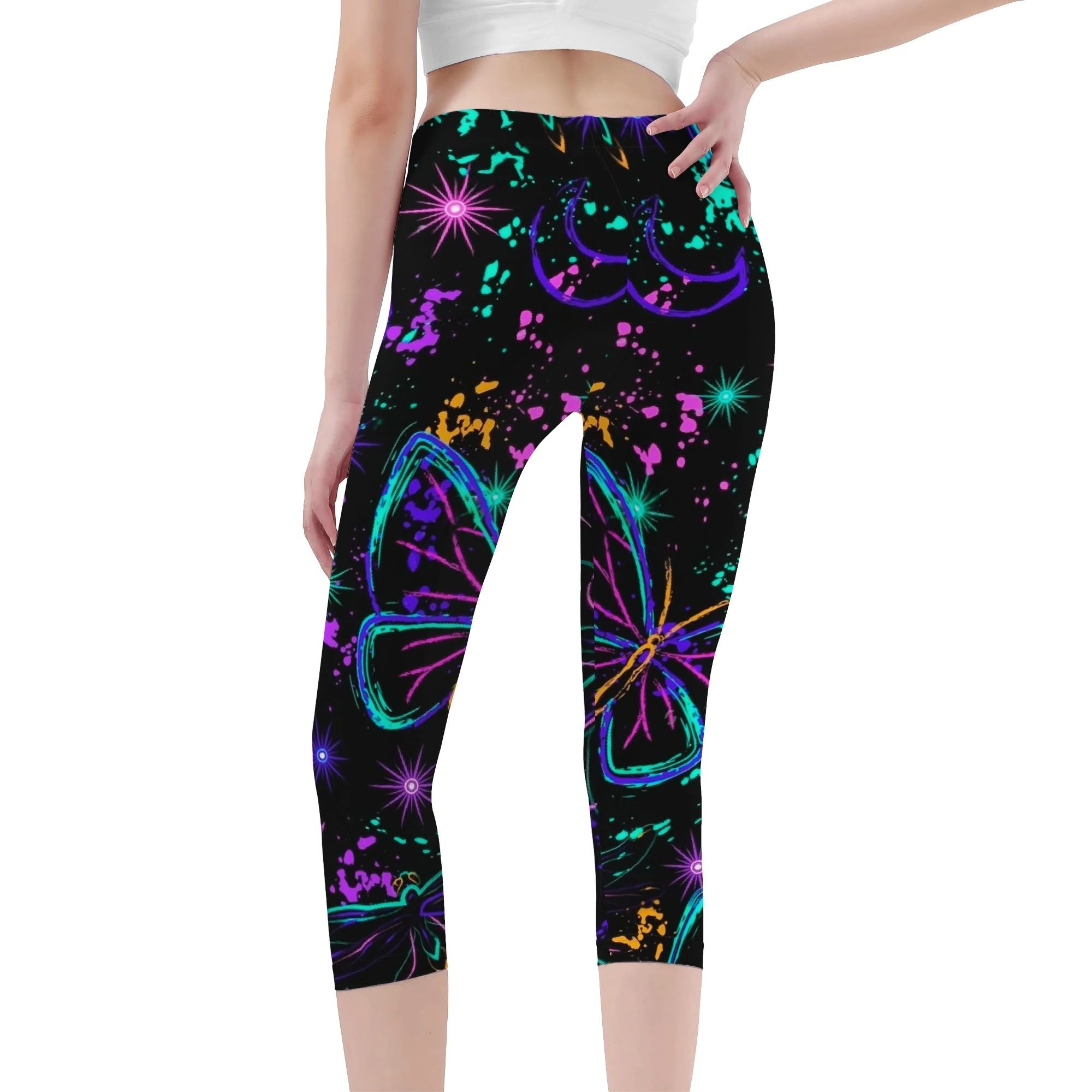 Leggings negros para mujer con estampado de mariposas y libélulas neón en azul, morado y verde, lunas crecientes y salpicaduras cósmicas.