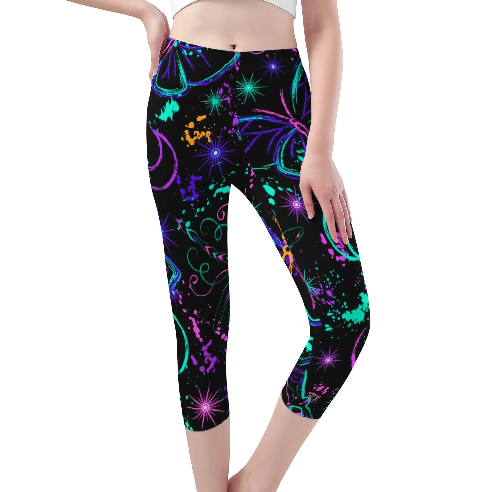 Leggings negros para mujer con estampado de mariposas y libélulas neón en azul, morado y verde, lunas crecientes y salpicaduras cósmicas.