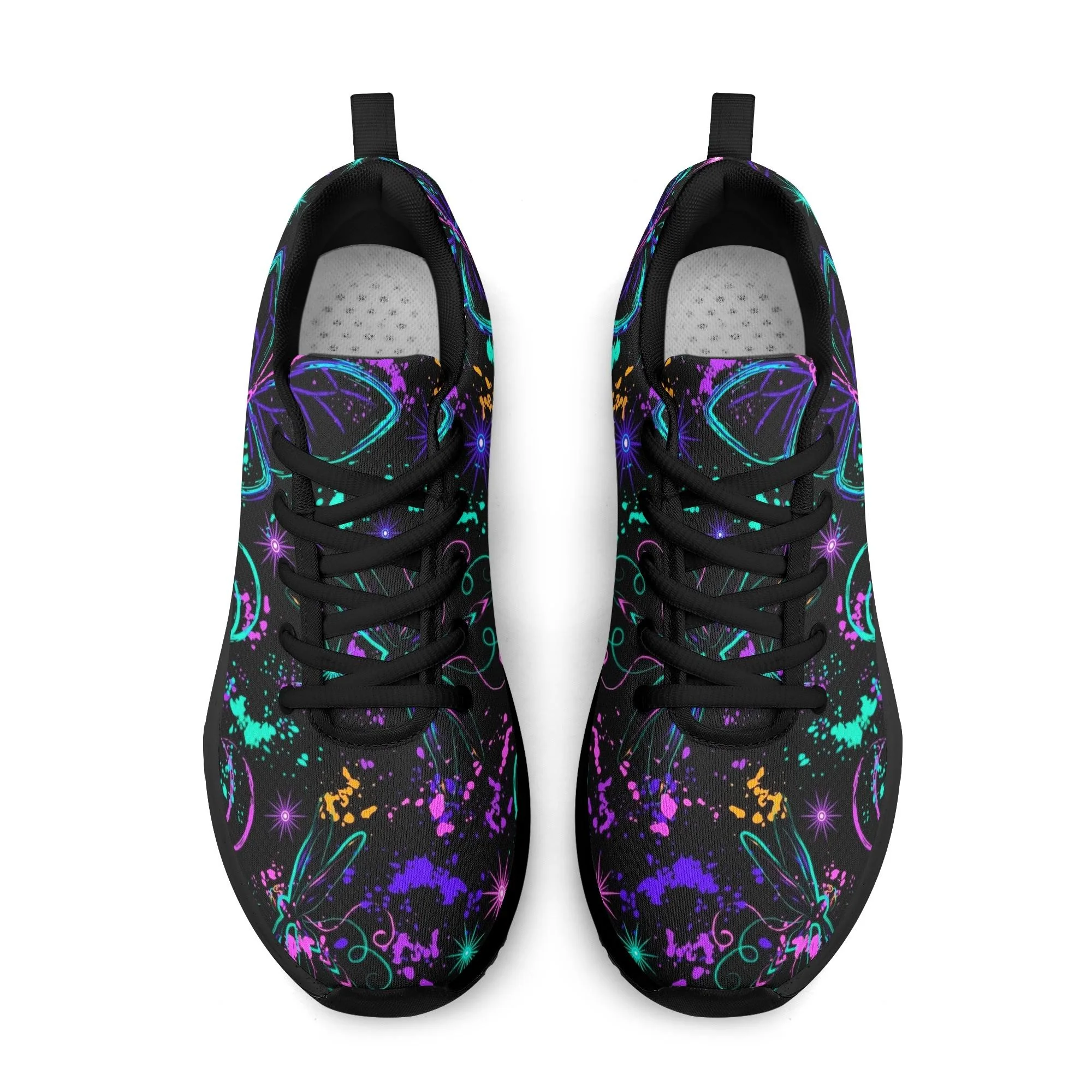 Zapatillas negras y blancas para running con estampado de mariposas y libélulas neón en azul, morado y verde, lunas crecientes y suela EVA antideslizante.