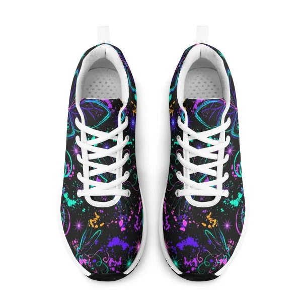 Zapatillas negras y blancas para running con estampado de mariposas y libélulas neón en azul, morado y verde, lunas crecientes y suela EVA antideslizante.