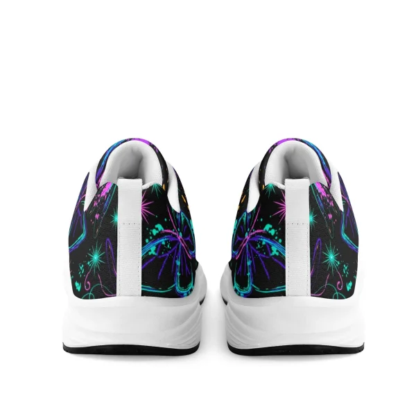 Zapatillas negras y blancas para running con estampado de mariposas y libélulas neón en azul, morado y verde, lunas crecientes y suela EVA antideslizante.