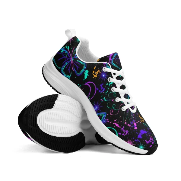 Zapatillas negras y blancas para running con estampado de mariposas y libélulas neón en azul, morado y verde, lunas crecientes y suela EVA antideslizante.