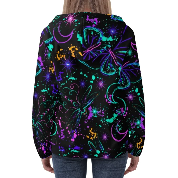 Sudadera negra con capucha para mujer, estampado all-over de mariposas y libélulas neón, lunas crecientes y salpicaduras cósmicas.