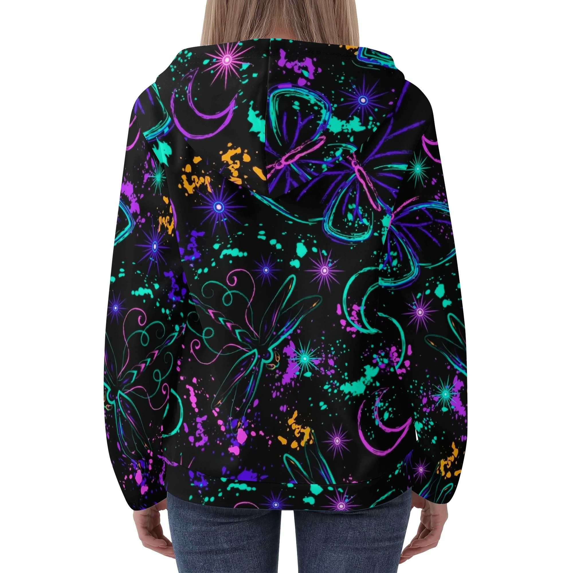 Sudadera negra con capucha para mujer, estampado all-over de mariposas y libélulas neón, lunas crecientes y salpicaduras cósmicas.