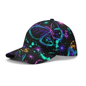 Gorra negra de béisbol con estampado de mariposas y libélulas neón, lunas crecientes y estrellas sobre fondo negro.