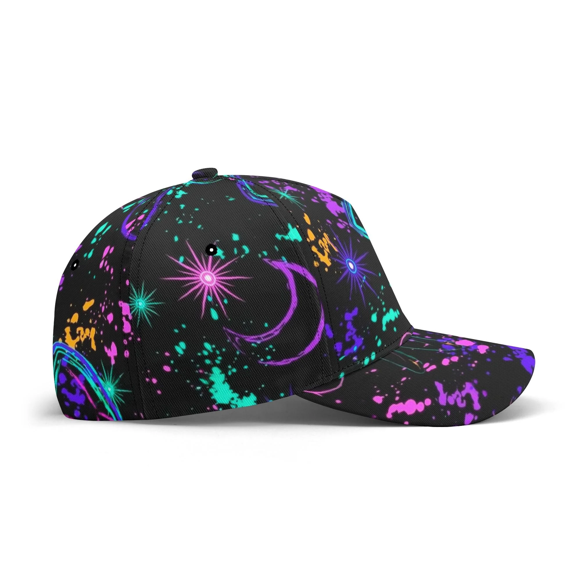 Gorra negra de béisbol con estampado de mariposas y libélulas neón, lunas crecientes y estrellas sobre fondo negro.