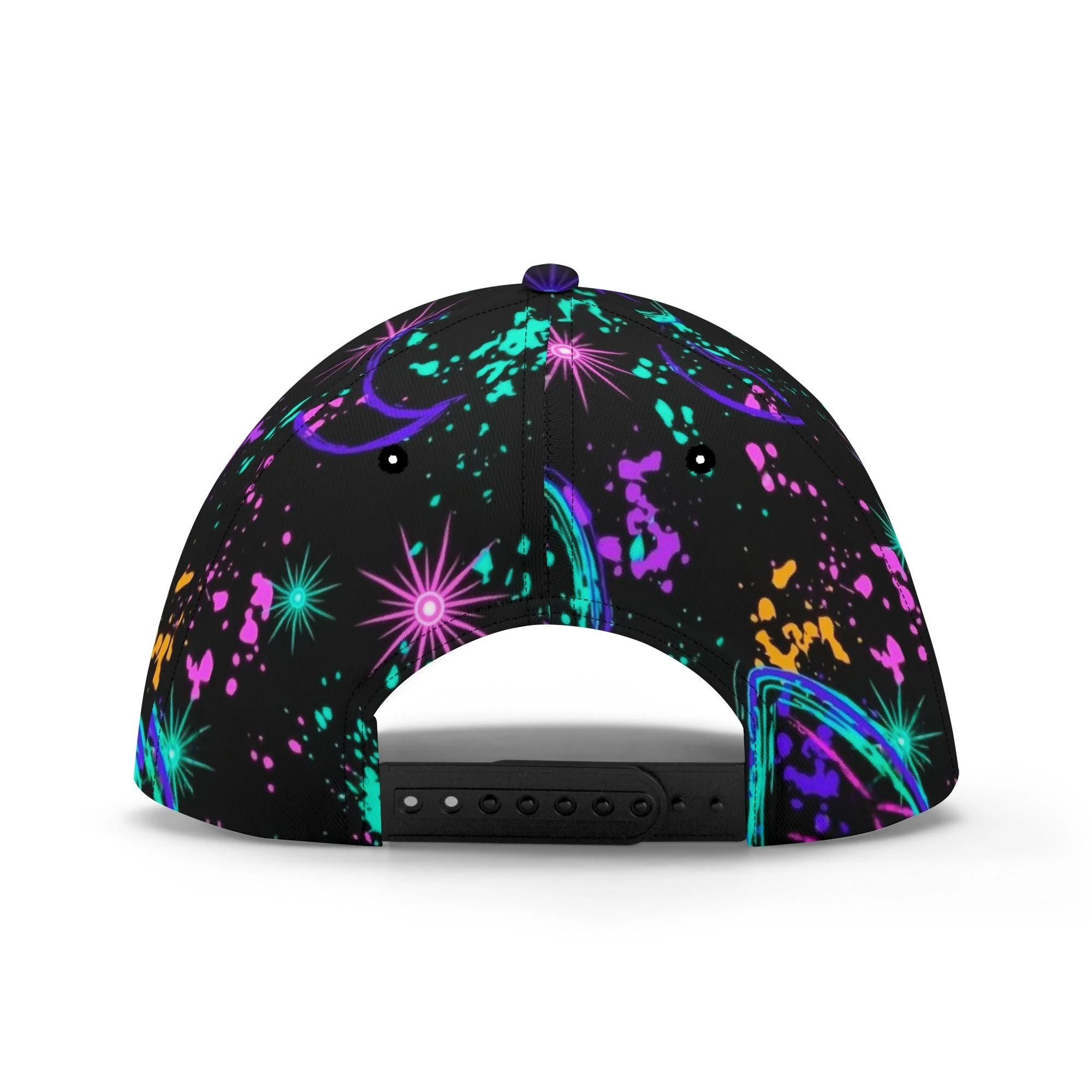 Gorra negra de béisbol con estampado de mariposas y libélulas neón, lunas crecientes y estrellas sobre fondo negro.