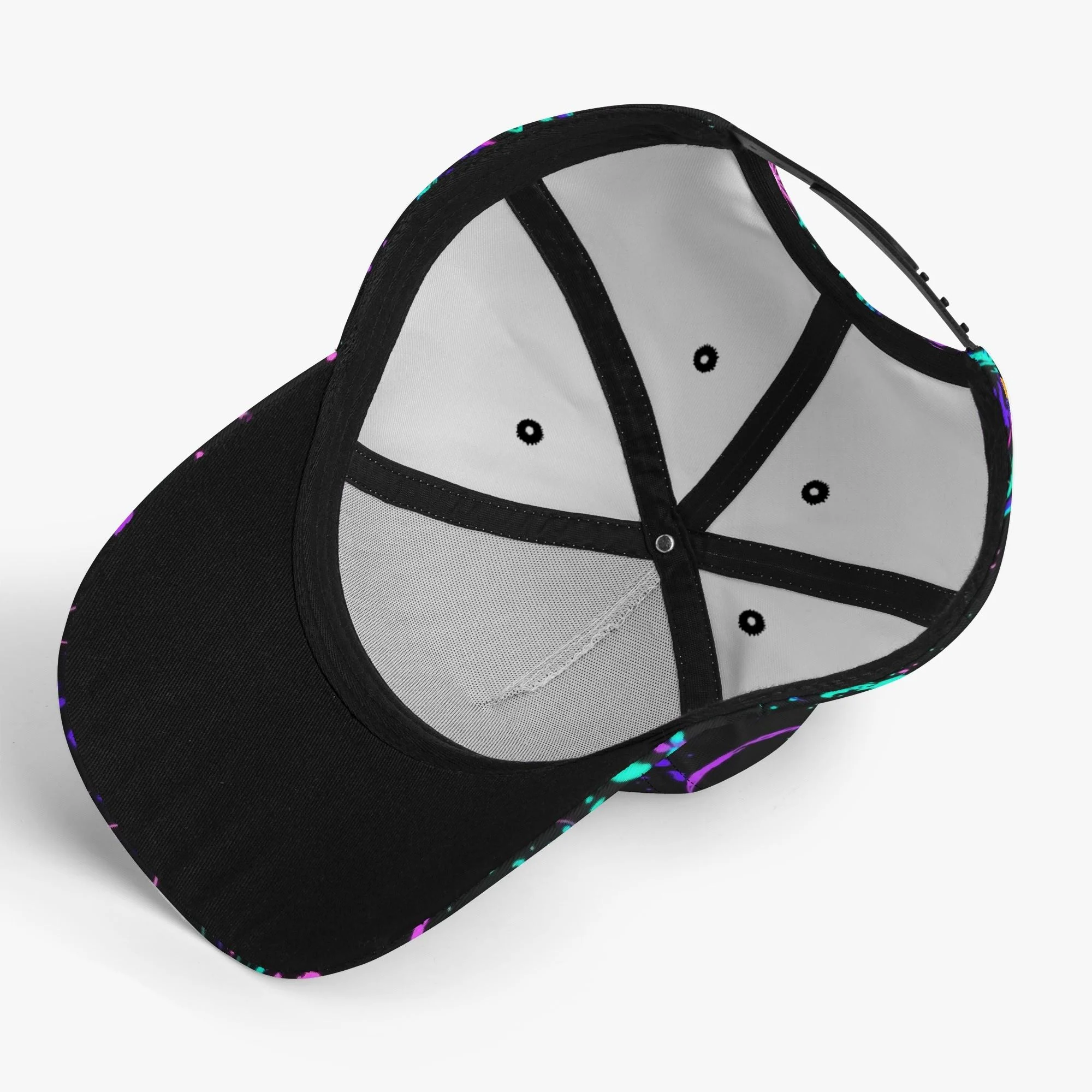 Gorra negra de béisbol con estampado de mariposas y libélulas neón, lunas crecientes y estrellas sobre fondo negro.