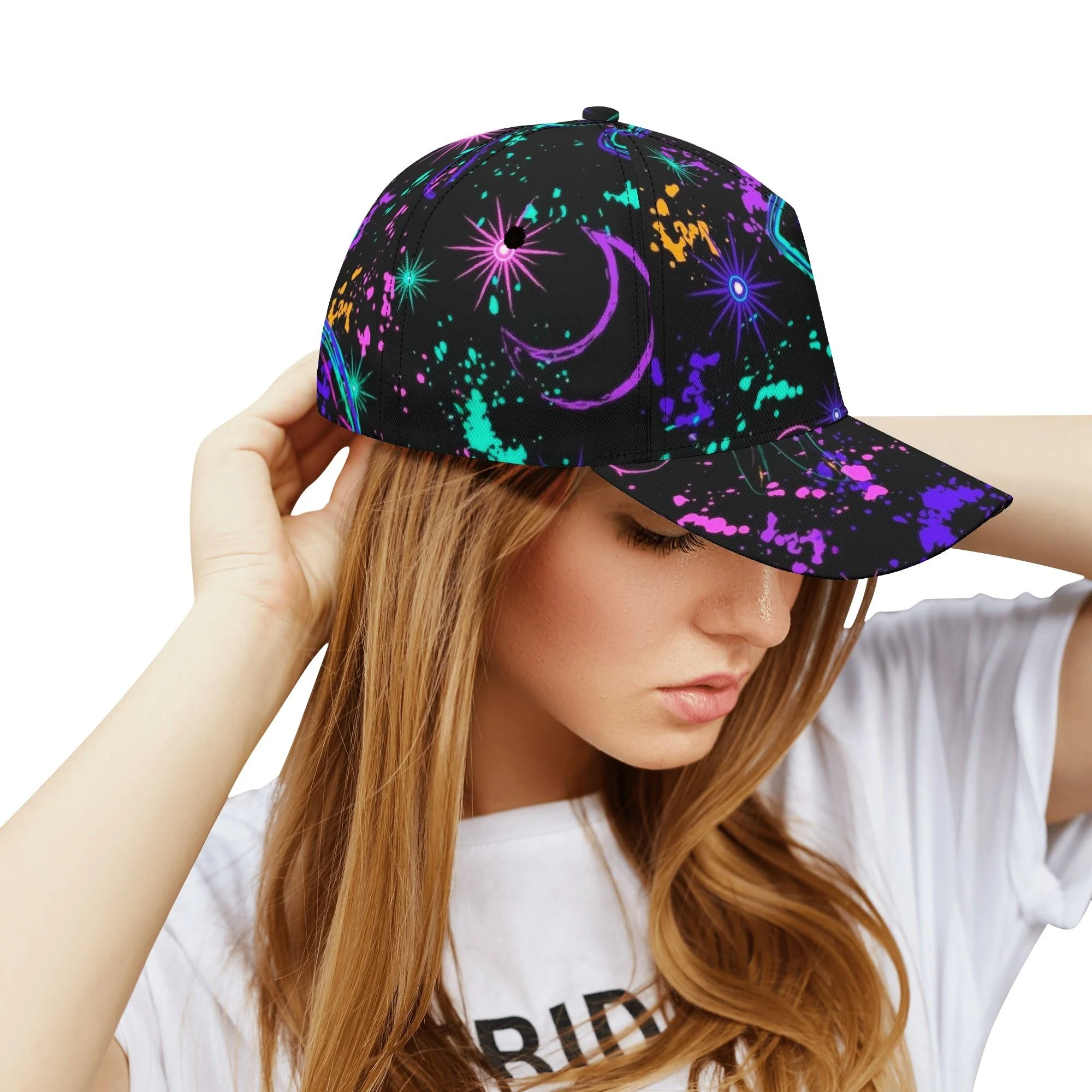 Gorra negra de béisbol con estampado de mariposas y libélulas neón, lunas crecientes y estrellas sobre fondo negro.