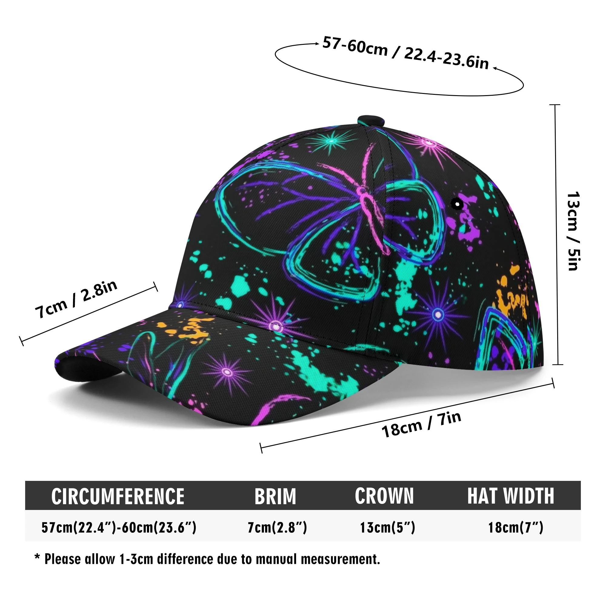Gorra negra de béisbol con estampado de mariposas y libélulas neón, lunas crecientes y estrellas sobre fondo negro.