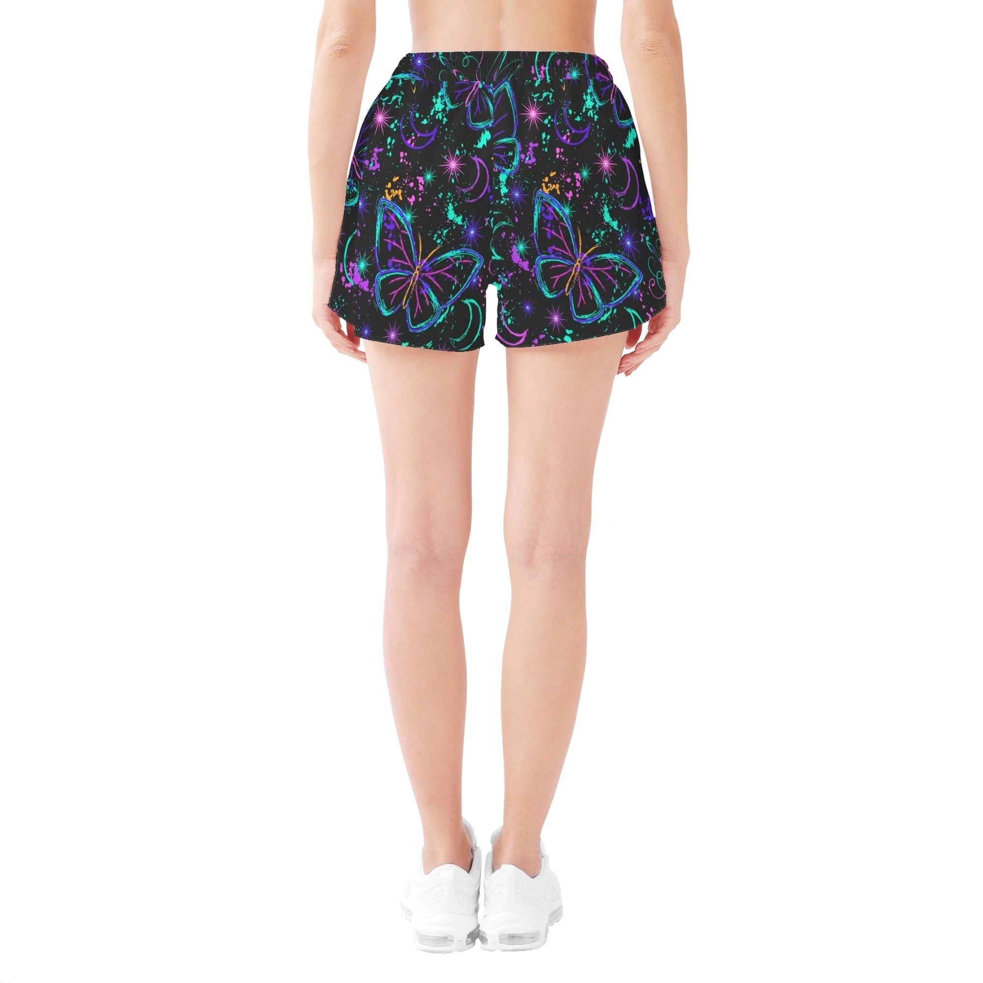 Shorts negros para mujer con estampado all-over de mariposas y libélulas neón, lunas crecientes y salpicaduras cósmicas.
