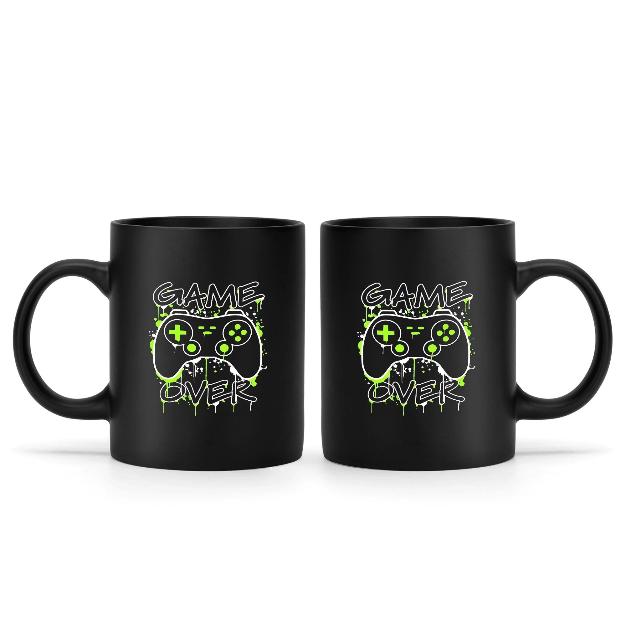 Taza negra de cerámica de 11 oz con estampado de mando de videojuegos en blanco y verde neón, y texto "GAME OVER" con efecto de goteo.