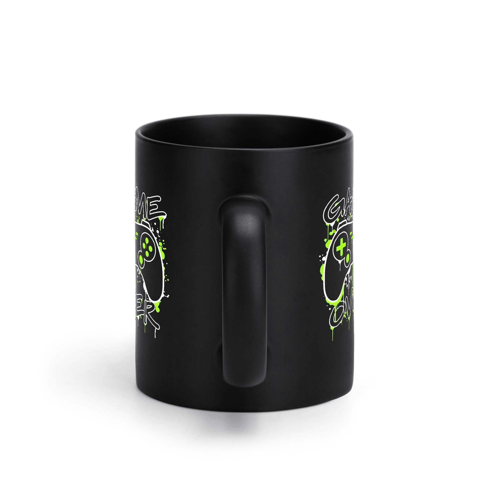 Taza negra de cerámica de 11 oz con estampado de mando de videojuegos en blanco y verde neón, y texto "GAME OVER" con efecto de goteo.