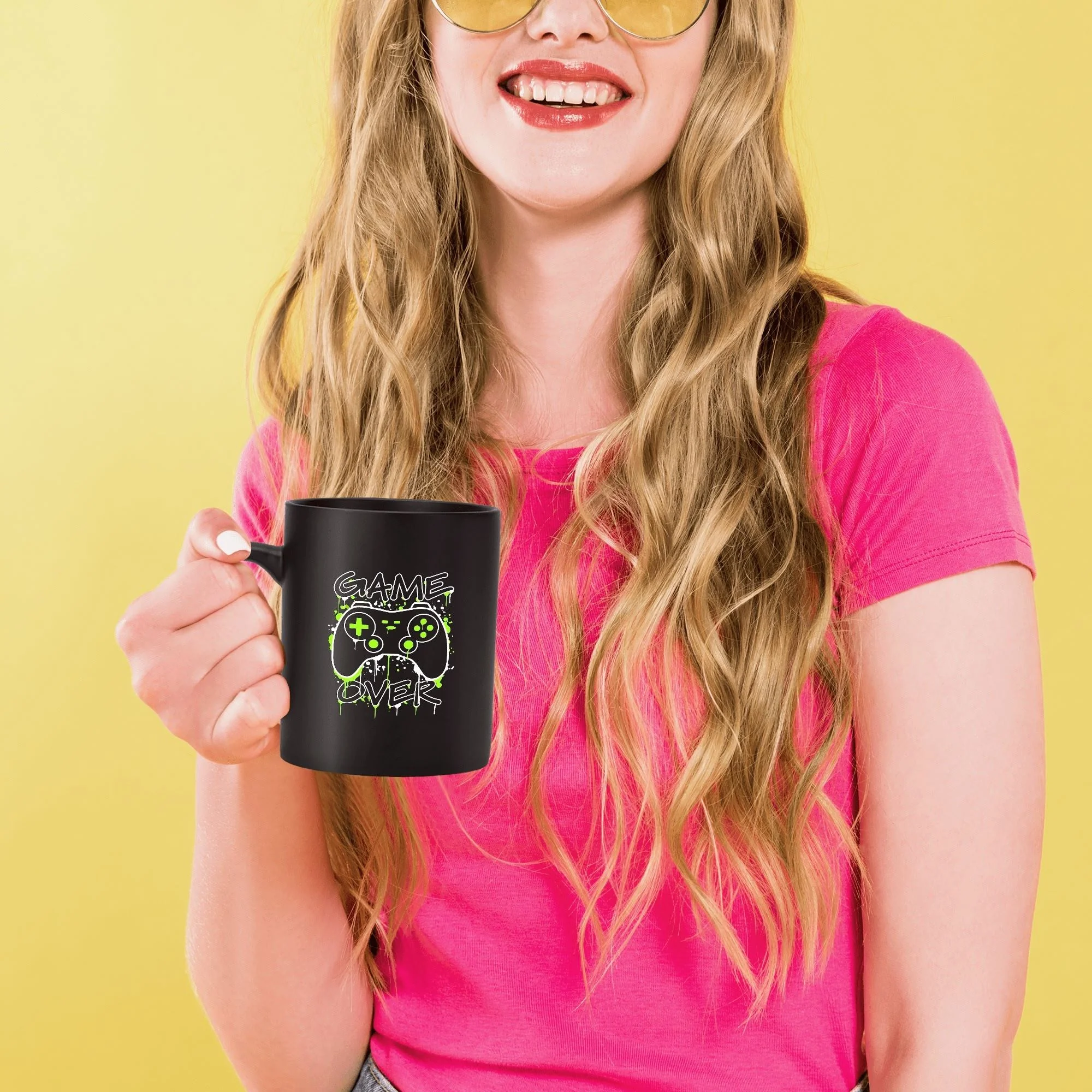 Taza negra de cerámica de 11 oz con estampado de mando de videojuegos en blanco y verde neón, y texto "GAME OVER" con efecto de goteo.