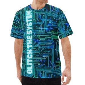 Camiseta negra para hombre con estampado all-over de circuitos electrónicos en azul y verde neón, y texto "glitch the system" en efecto glitch lateral.