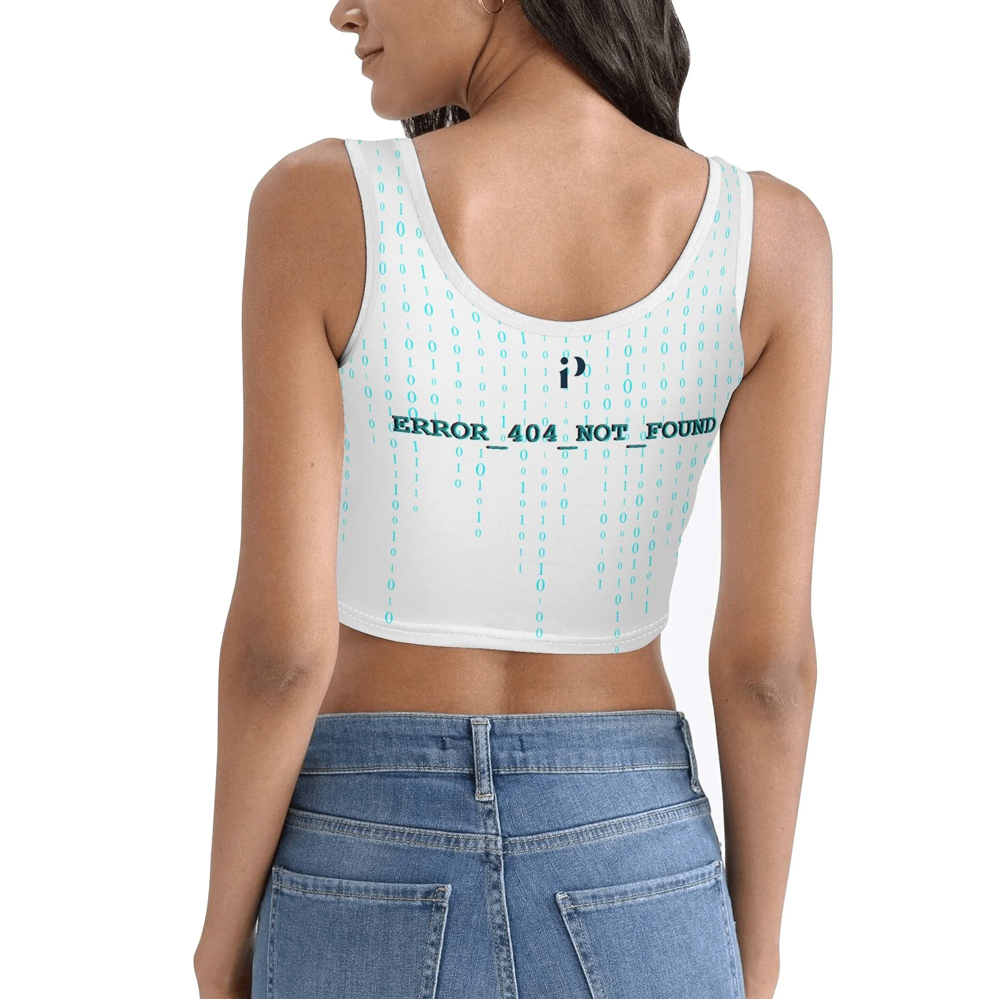Crop top de mujer con estampado glitch de robot dañado y código binario, diseño “ROBO LAB”, fondo azul cian, mensaje ERROR_404_NOT_FOUND