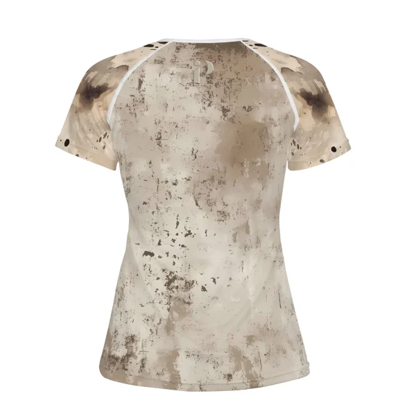 Parte trasera de la camiseta con textura manchada estilo vintage en tonos marrón y beige.