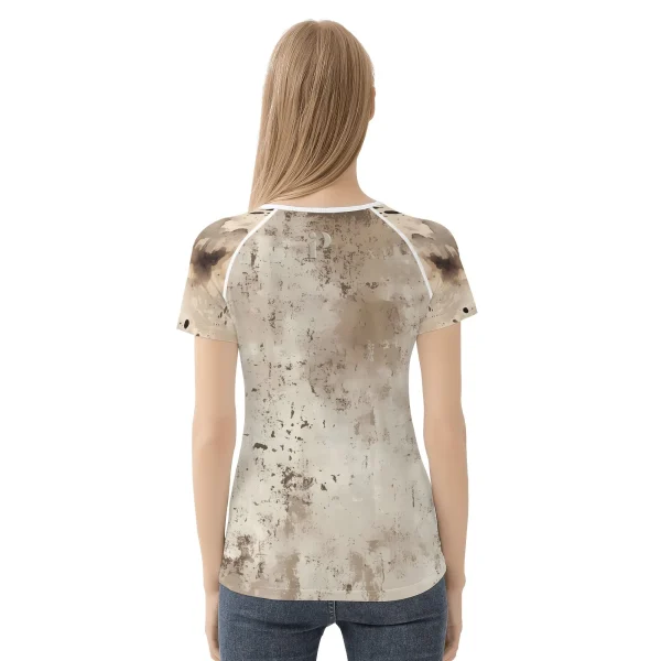 Parte trasera de la camiseta con textura manchada estilo vintage en tonos marrón y beige.