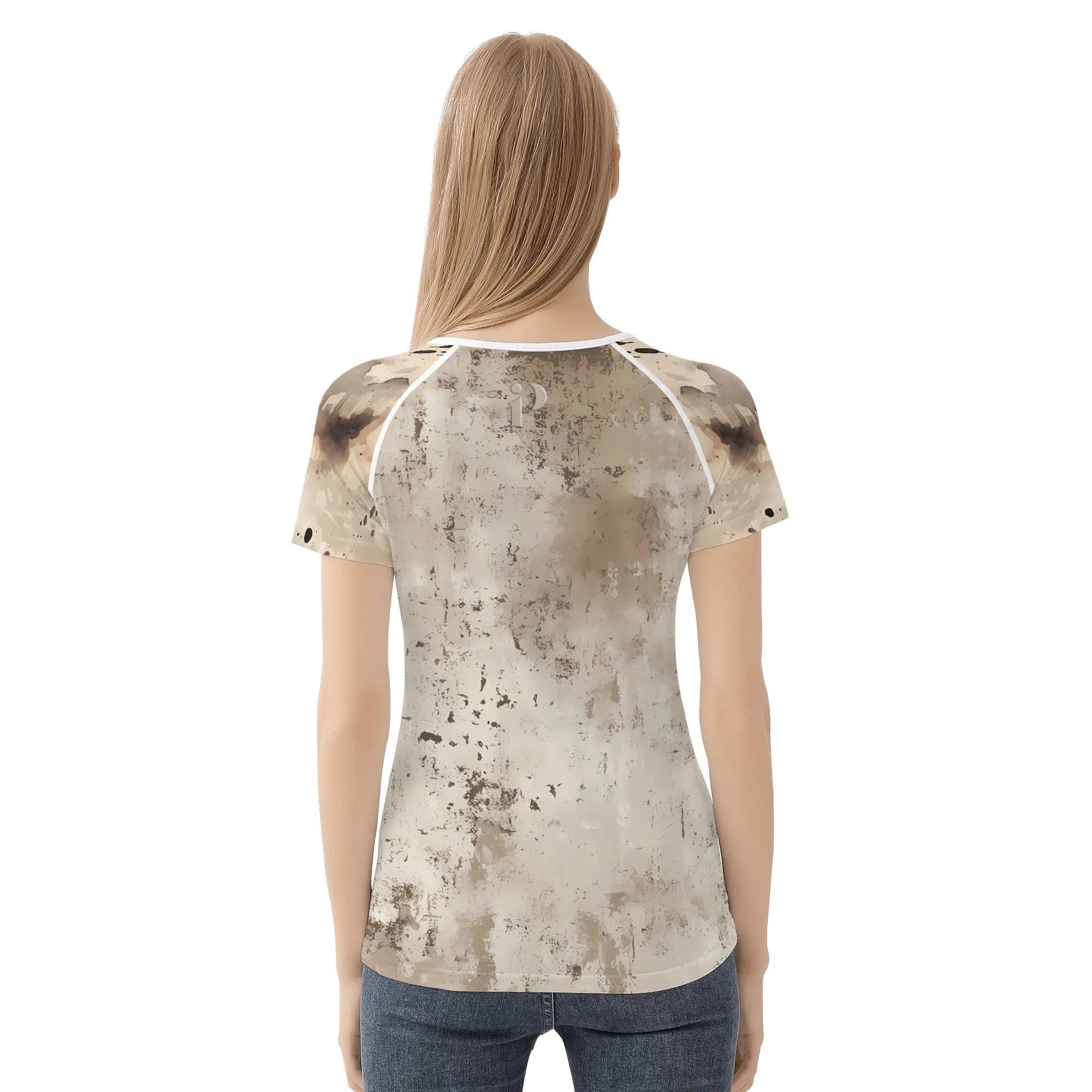 Parte trasera de la camiseta con textura manchada estilo vintage en tonos marrón y beige.