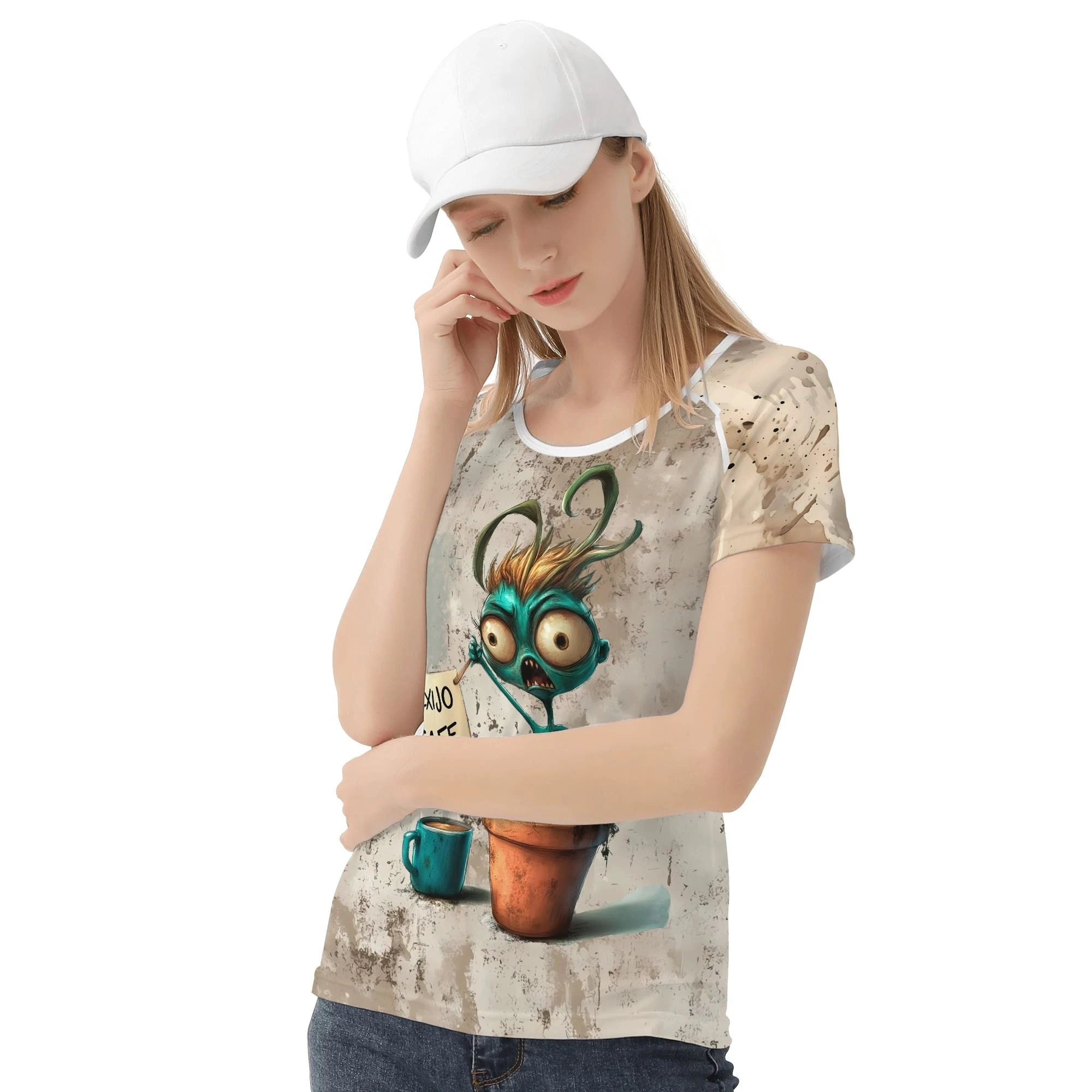 Camiseta de mujer con diseño cómico “Exijo Café Ahora” y estampado full print de personaje caricaturesco pidiendo café.