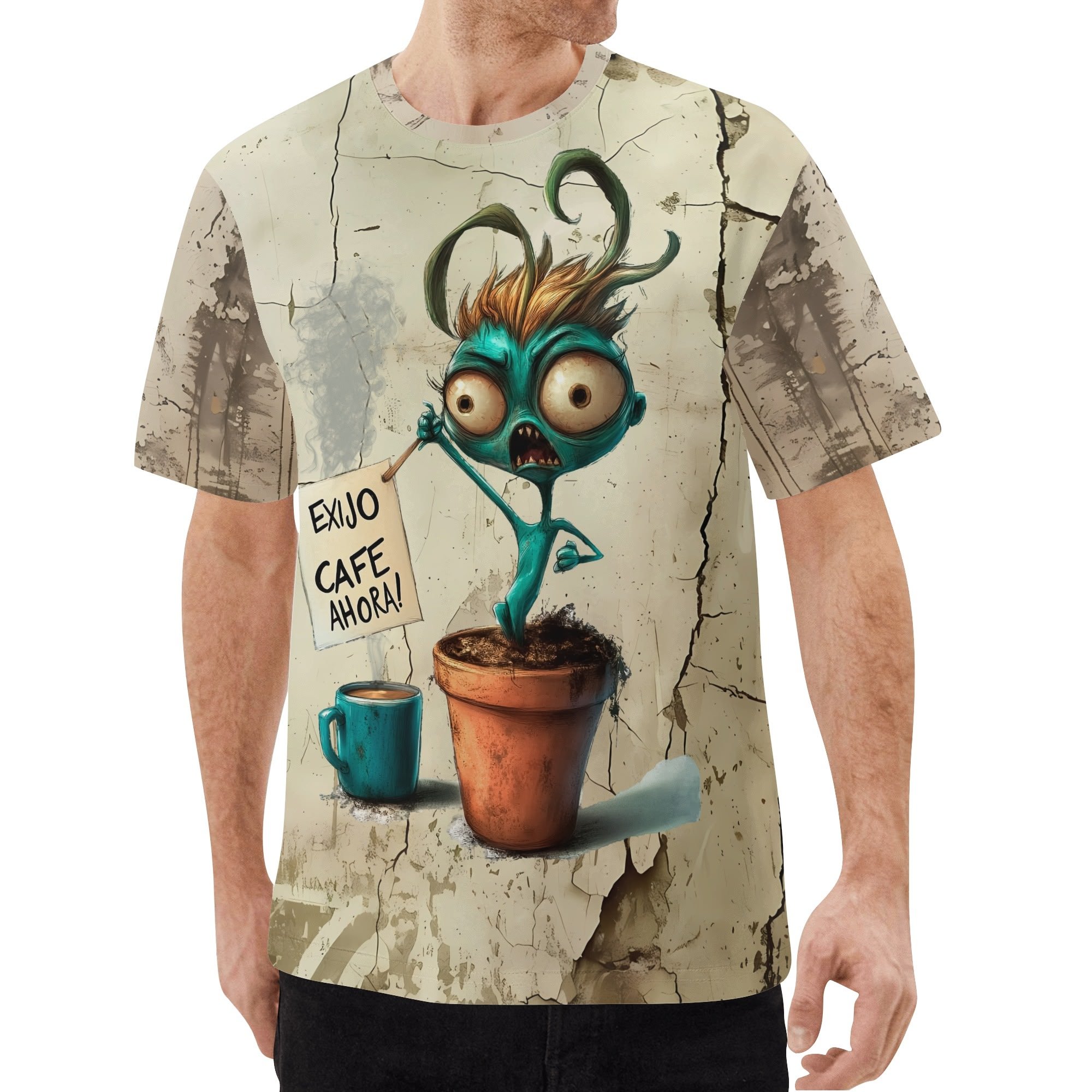 Camiseta clásica de hombre con estampado integral de una planta histérica exigiendo café en fondo agrietado. Vista frontal y trasera de la prenda.