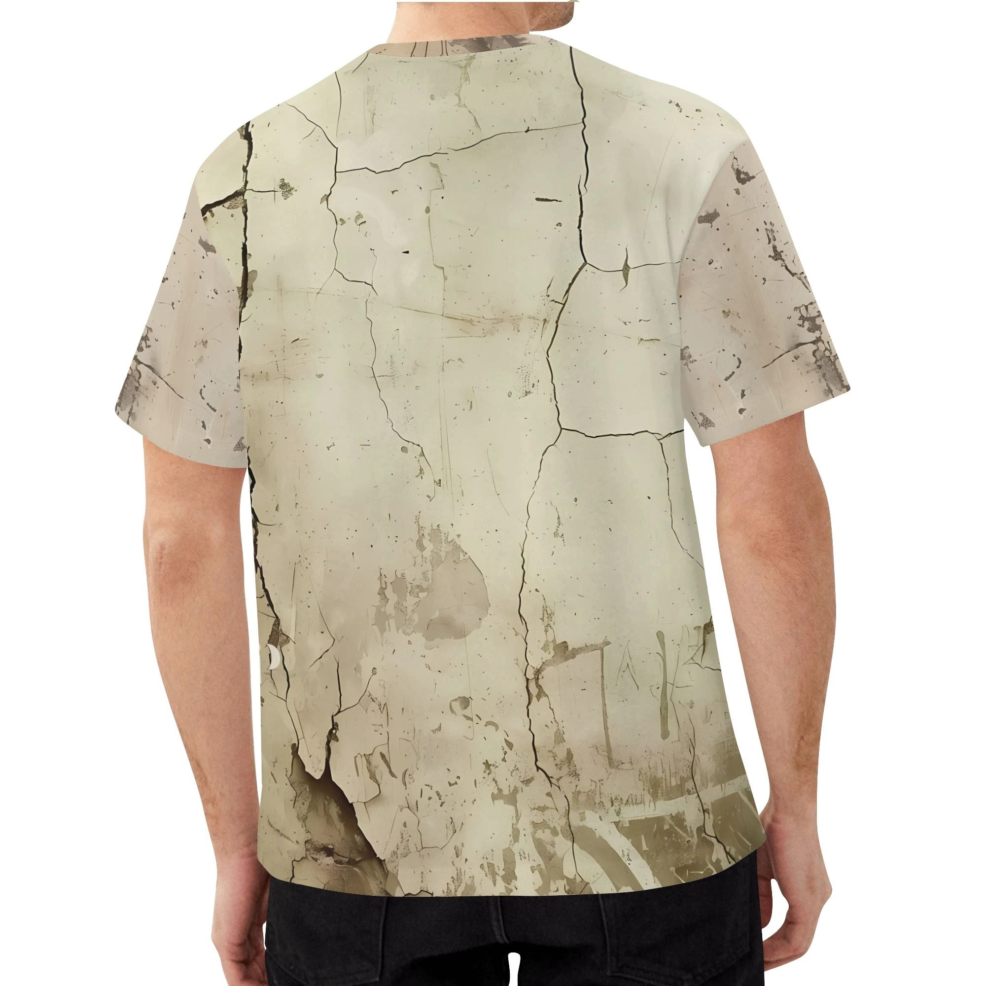 Camiseta clásica de hombre con estampado integral de una planta histérica exigiendo café en fondo agrietado. Vista frontal y trasera de la prenda.