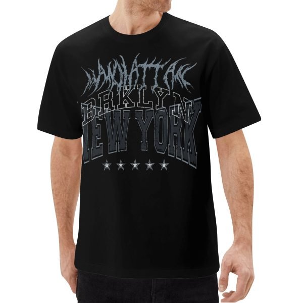 Camiseta para hombre con diseño gráfico urbano "Manhattan Brooklyn New York" sobre fondo negro, corte clásico.