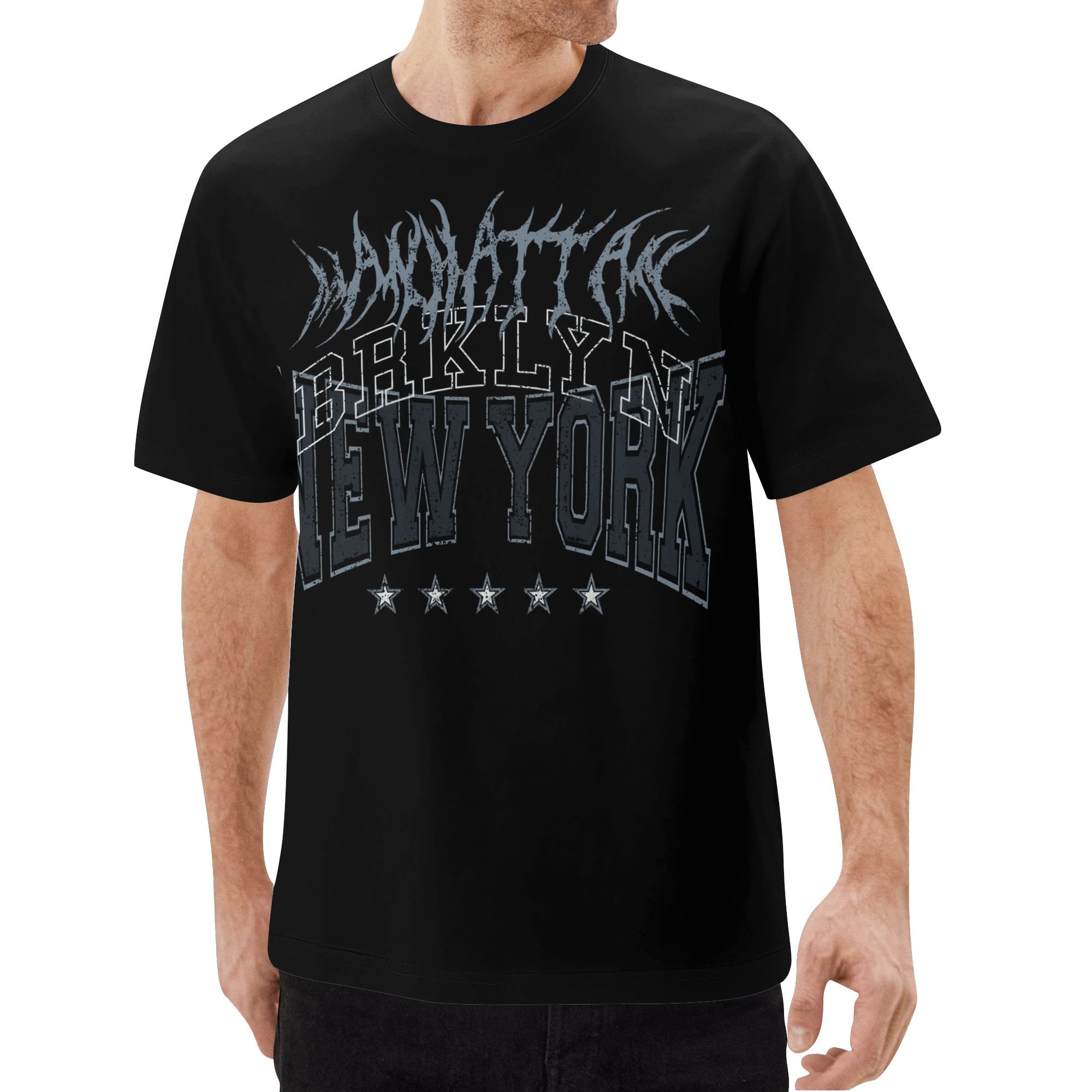 Camiseta para hombre con diseño gráfico urbano "Manhattan Brooklyn New York" sobre fondo negro, corte clásico.