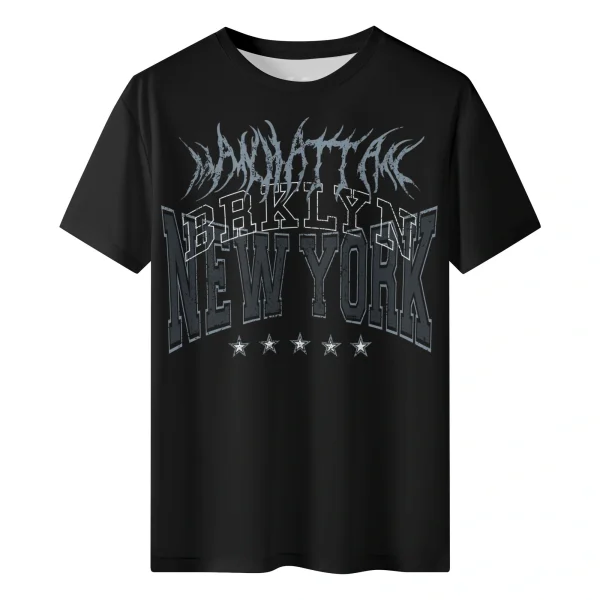 Camiseta para hombre con diseño gráfico urbano "Manhattan Brooklyn New York" sobre fondo negro, corte clásico.
