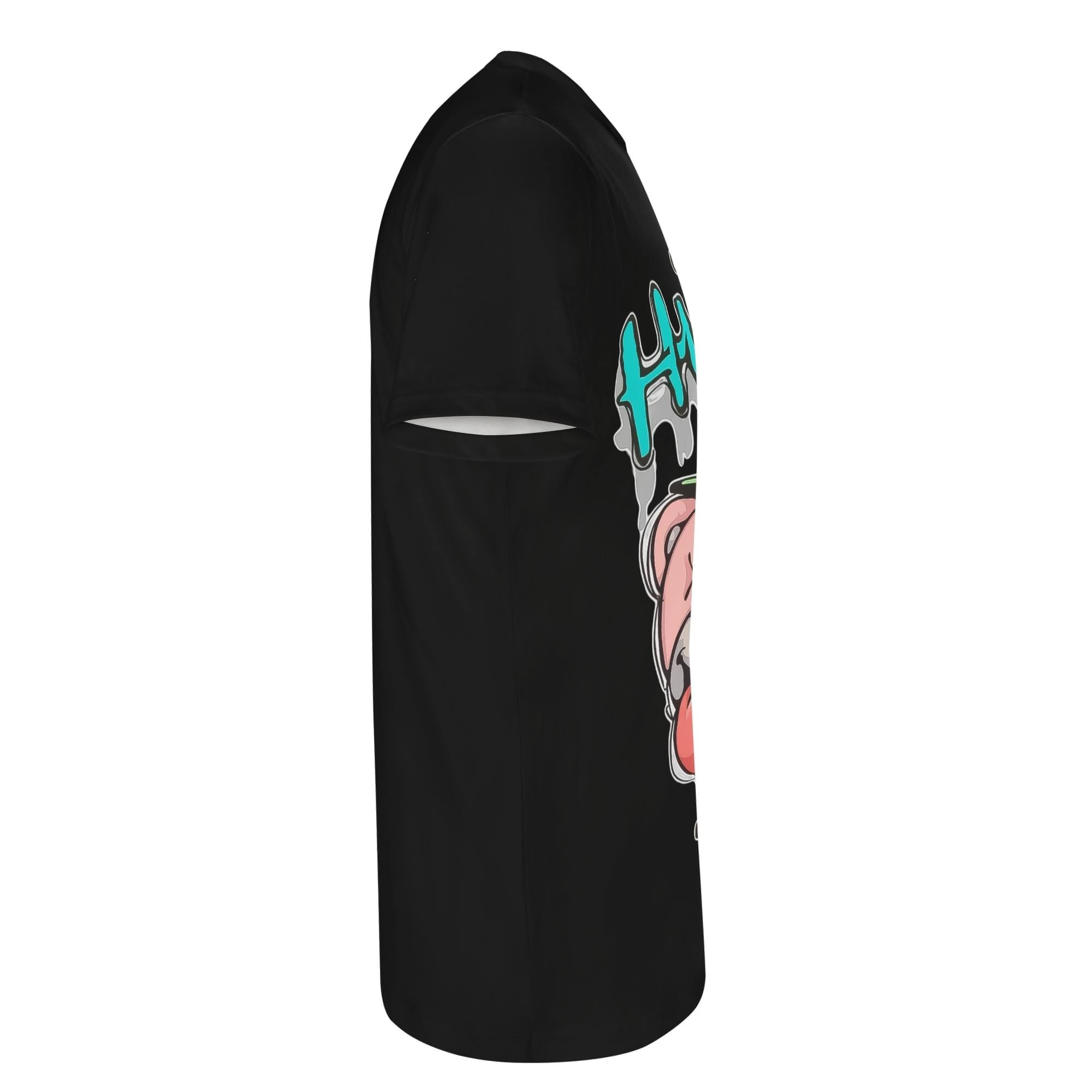 Camiseta unisex negra con diseño all-over de oso urbano y texto “Sense of Humor Boy”.