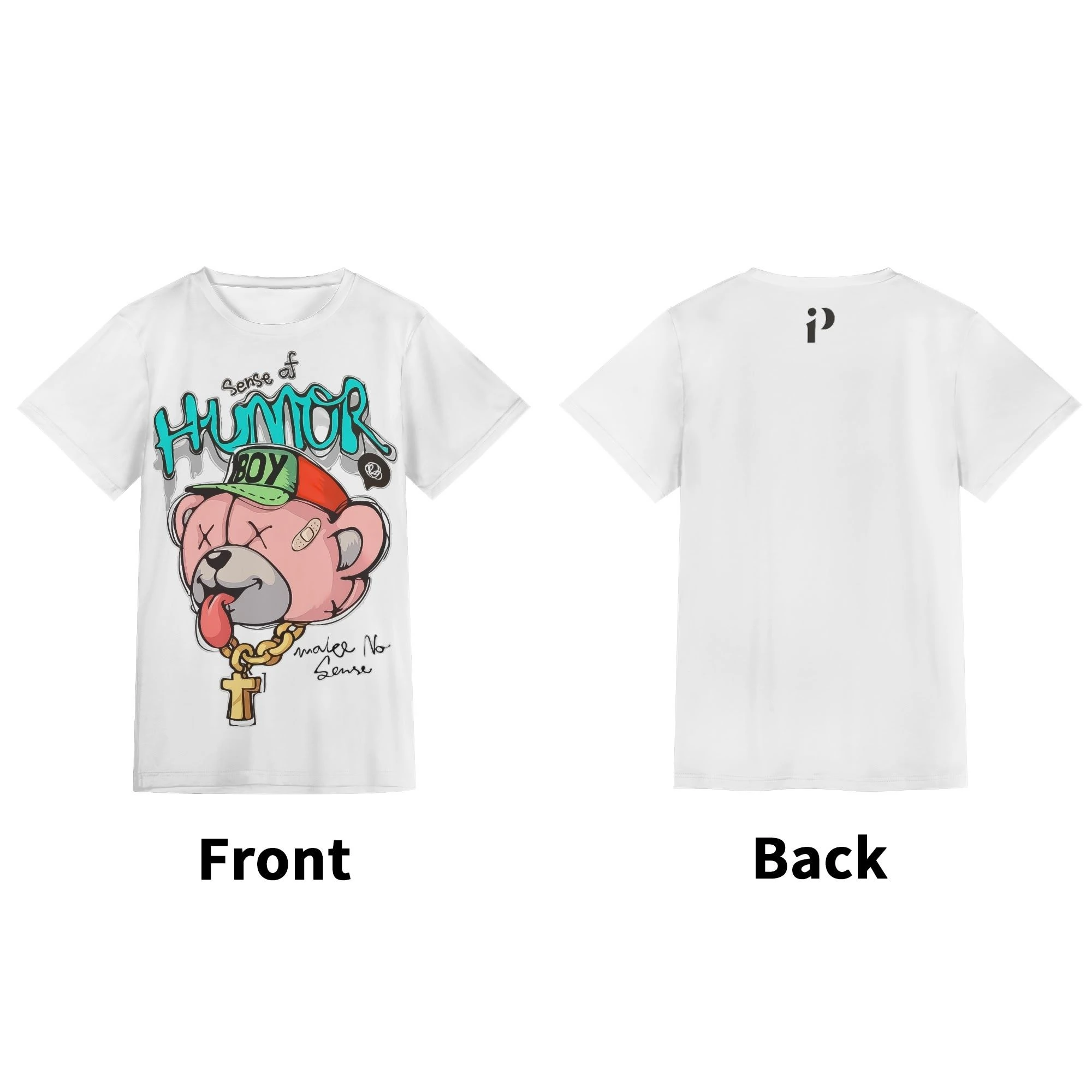 Camiseta unisex blanca con diseño full print de oso “Sense of Humor Boy” en colores vivos. Parte trasera de camiseta blanca con logo discreto, fondo limpio.