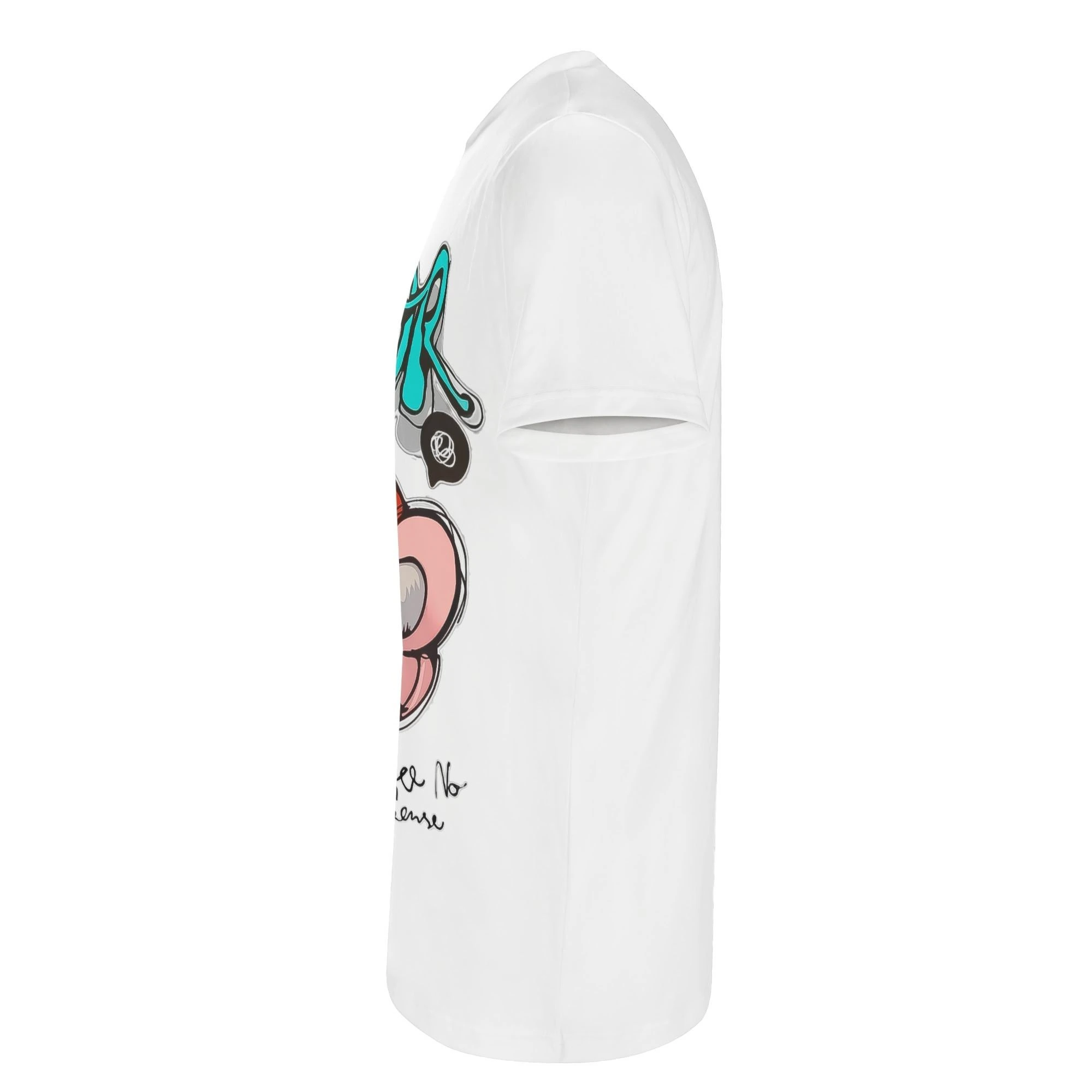 Camiseta unisex blanca con diseño full print de oso “Sense of Humor Boy” en colores vivos.