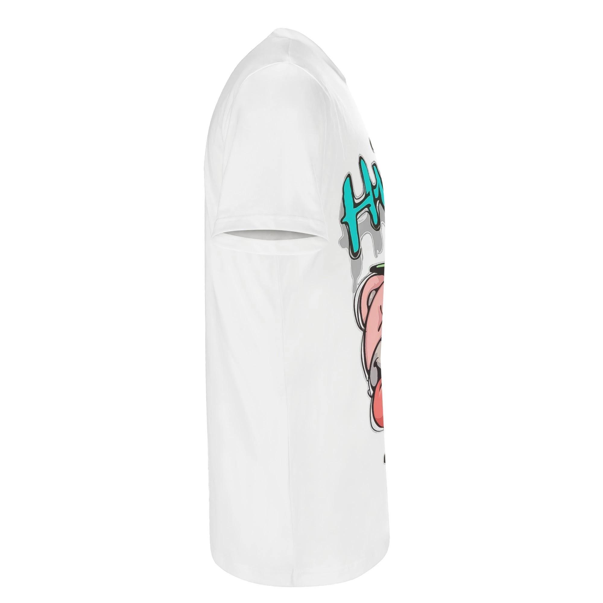 Camiseta unisex blanca con diseño full print de oso “Sense of Humor Boy” en colores vivos.