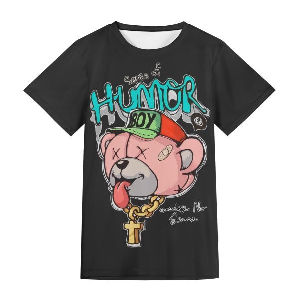 Camiseta unisex gris oscuro con diseño de oso “Sense of Humor Boy” y letras urbanas.