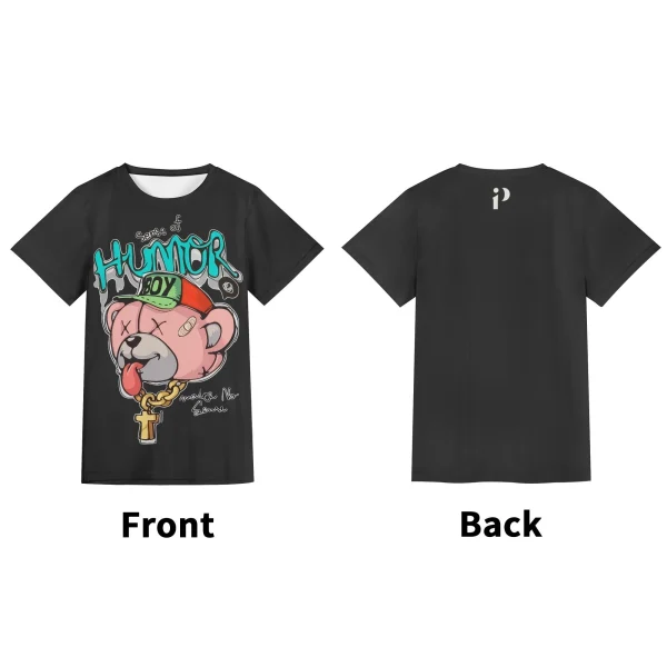 Camiseta unisex gris oscuro con diseño de oso “Sense of Humor Boy” y letras urbanas. Parte trasera de camiseta gris oscuro unisex, diseño minimalista con pequeño logo.