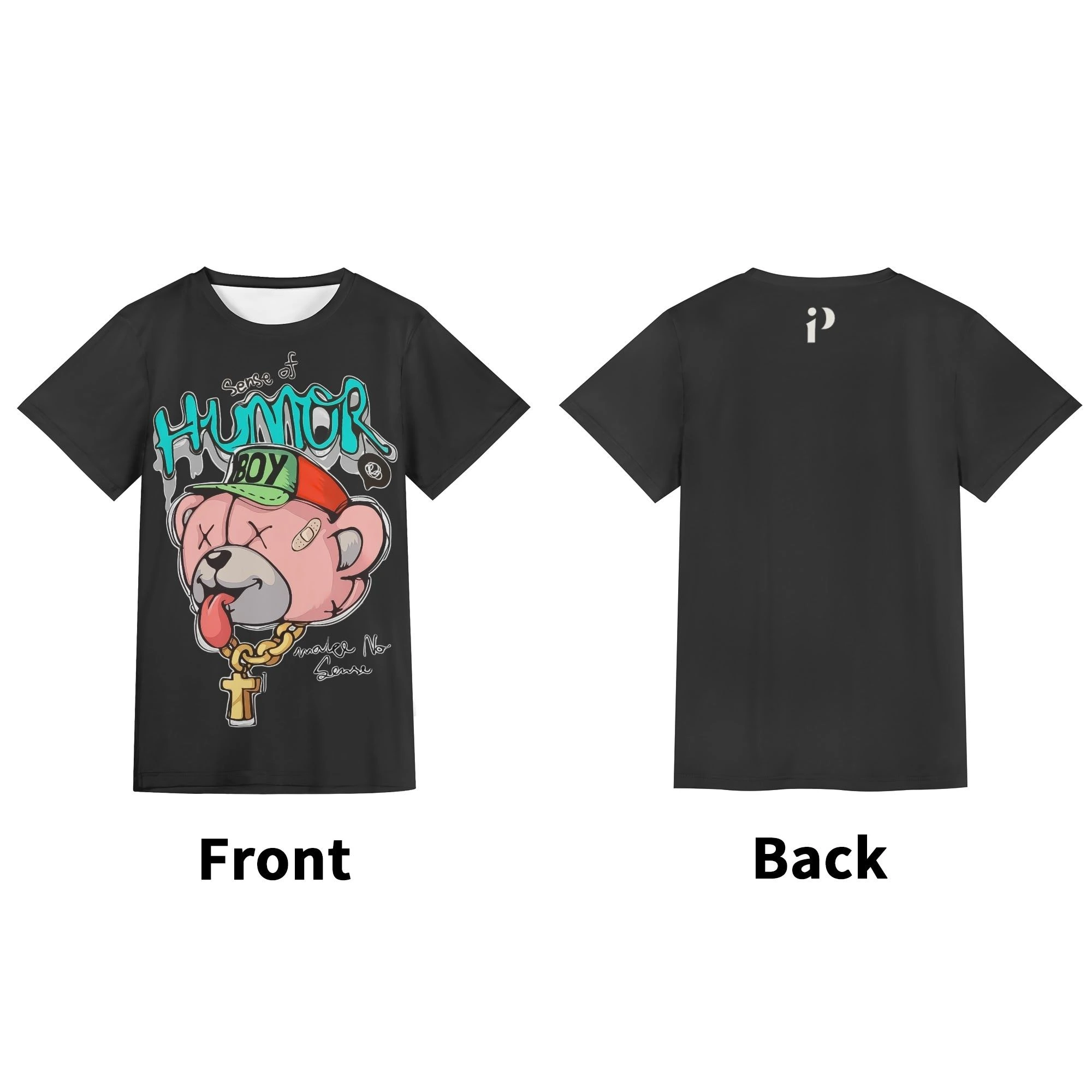 Camiseta unisex gris oscuro con diseño de oso “Sense of Humor Boy” y letras urbanas. Parte trasera de camiseta gris oscuro unisex, diseño minimalista con pequeño logo.