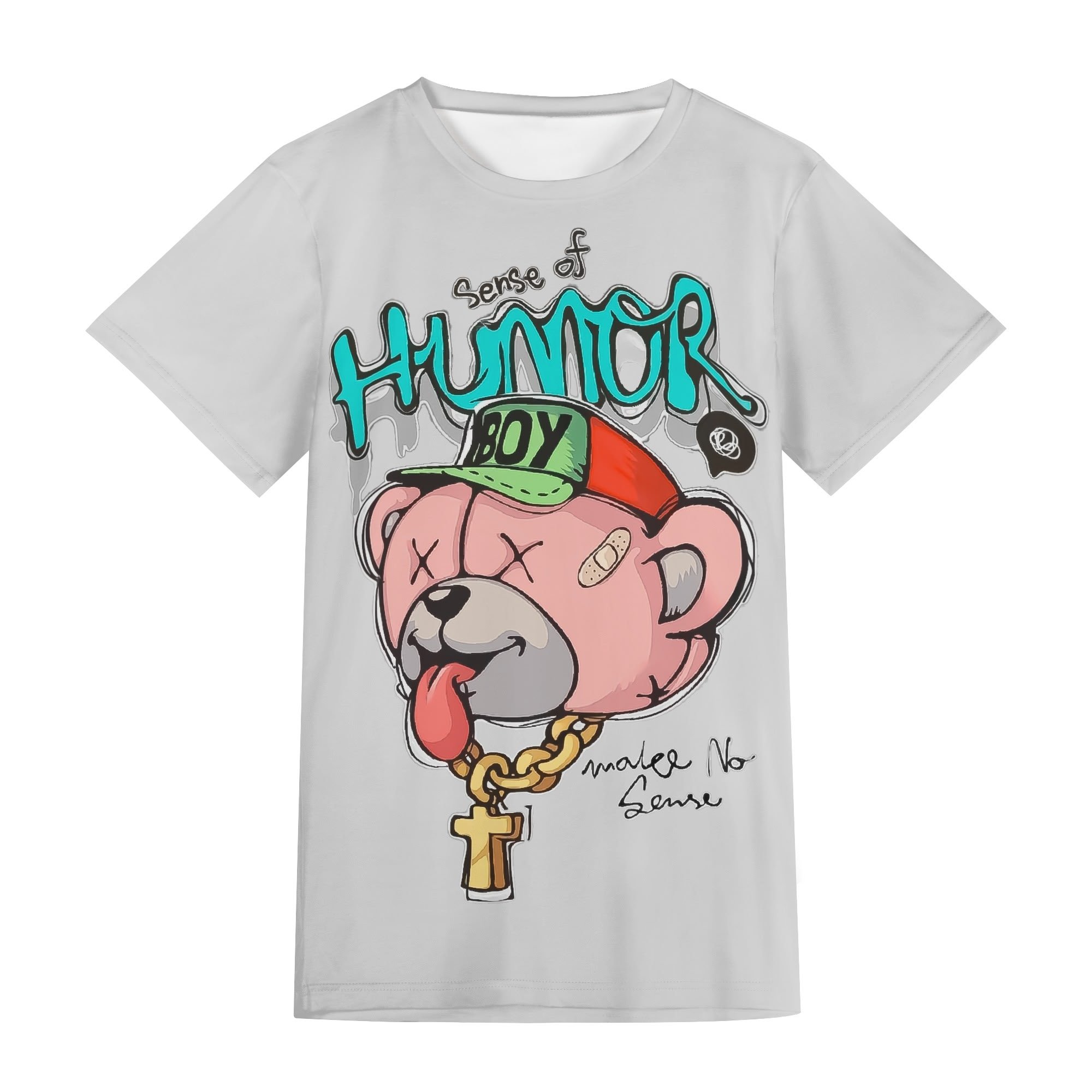 Camiseta unisex gris claro con diseño rebelde de oso “Sense of Humor Boy” en impresión all-over.