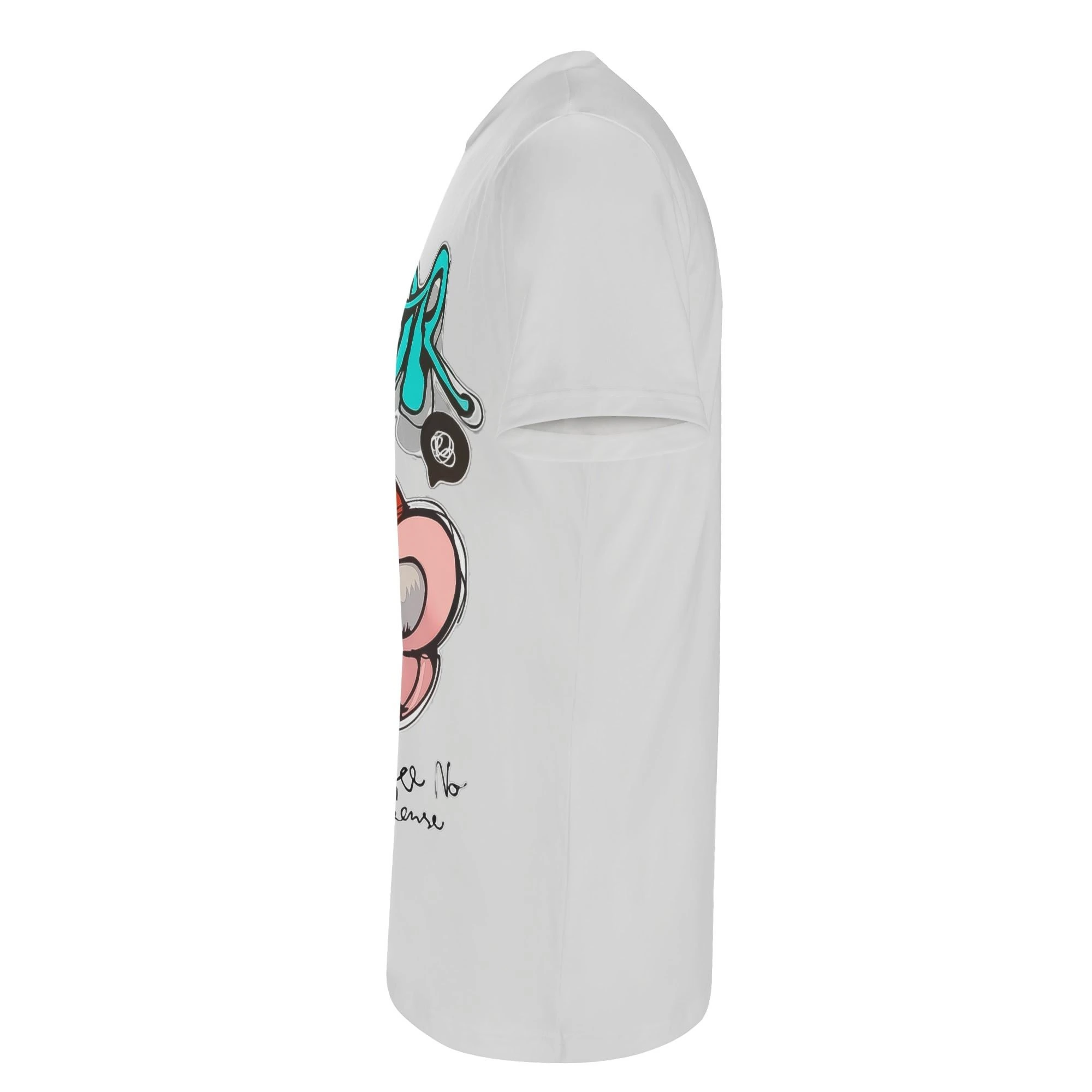 Camiseta unisex gris claro con diseño rebelde de oso “Sense of Humor Boy” en impresión all-over.