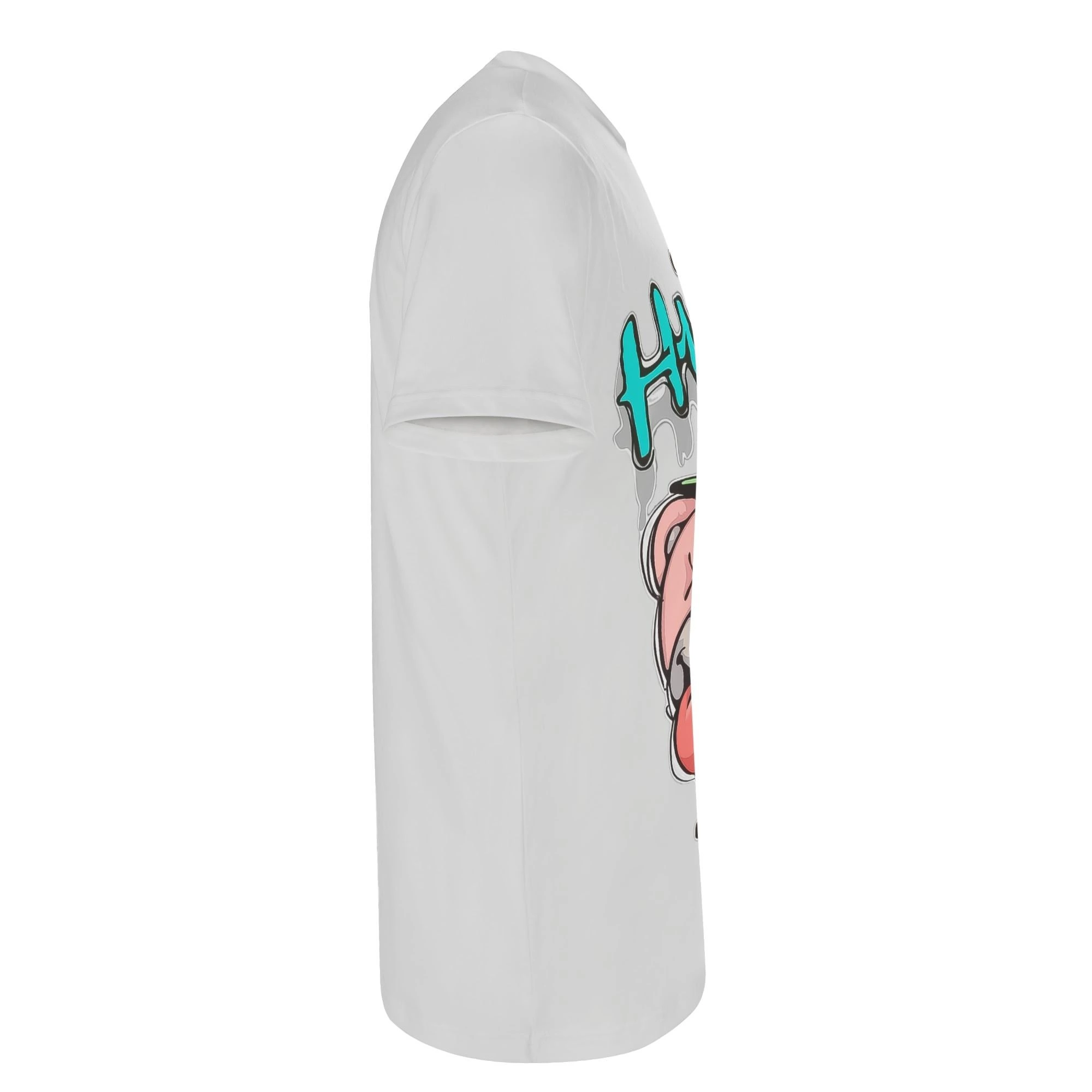 Camiseta unisex gris claro con diseño rebelde de oso “Sense of Humor Boy” en impresión all-over.