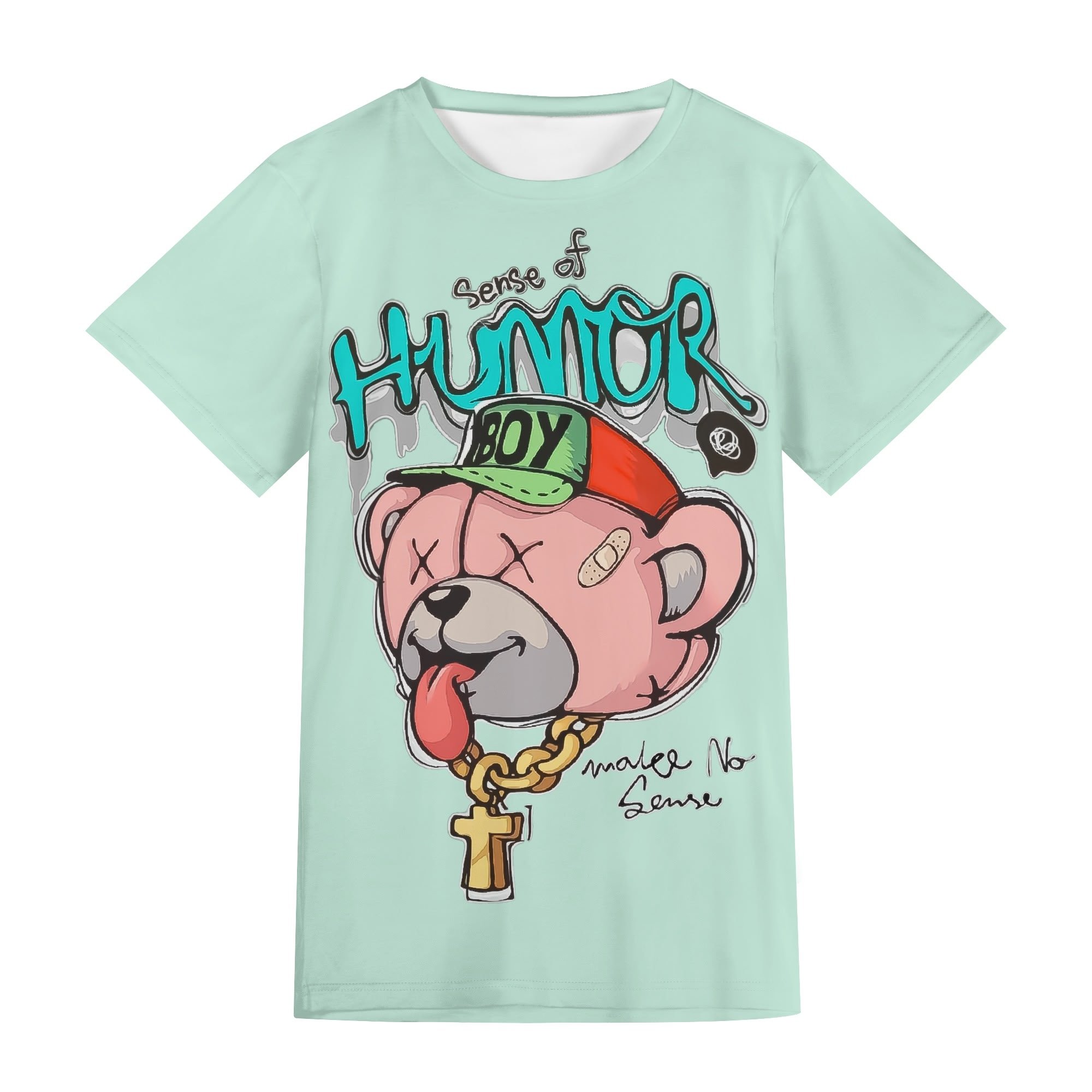 Camiseta unisex verde menta con diseño de oso "Sense of Humor Boy" en estampado all-over.