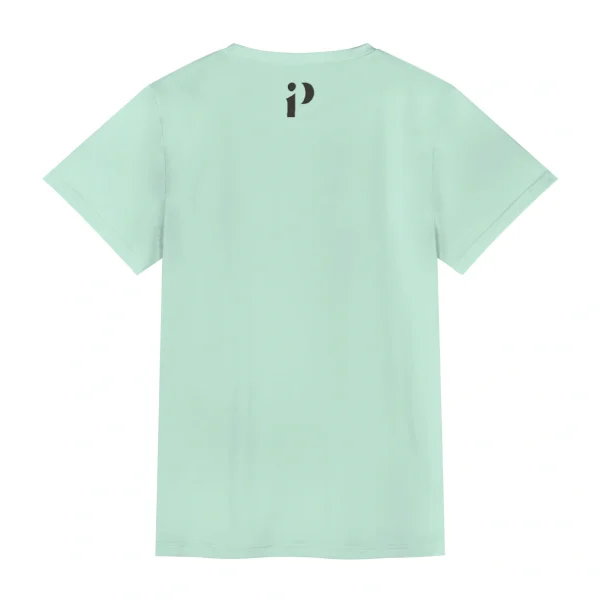 Camiseta menta con fondo limpio y logo discreto en la espalda.