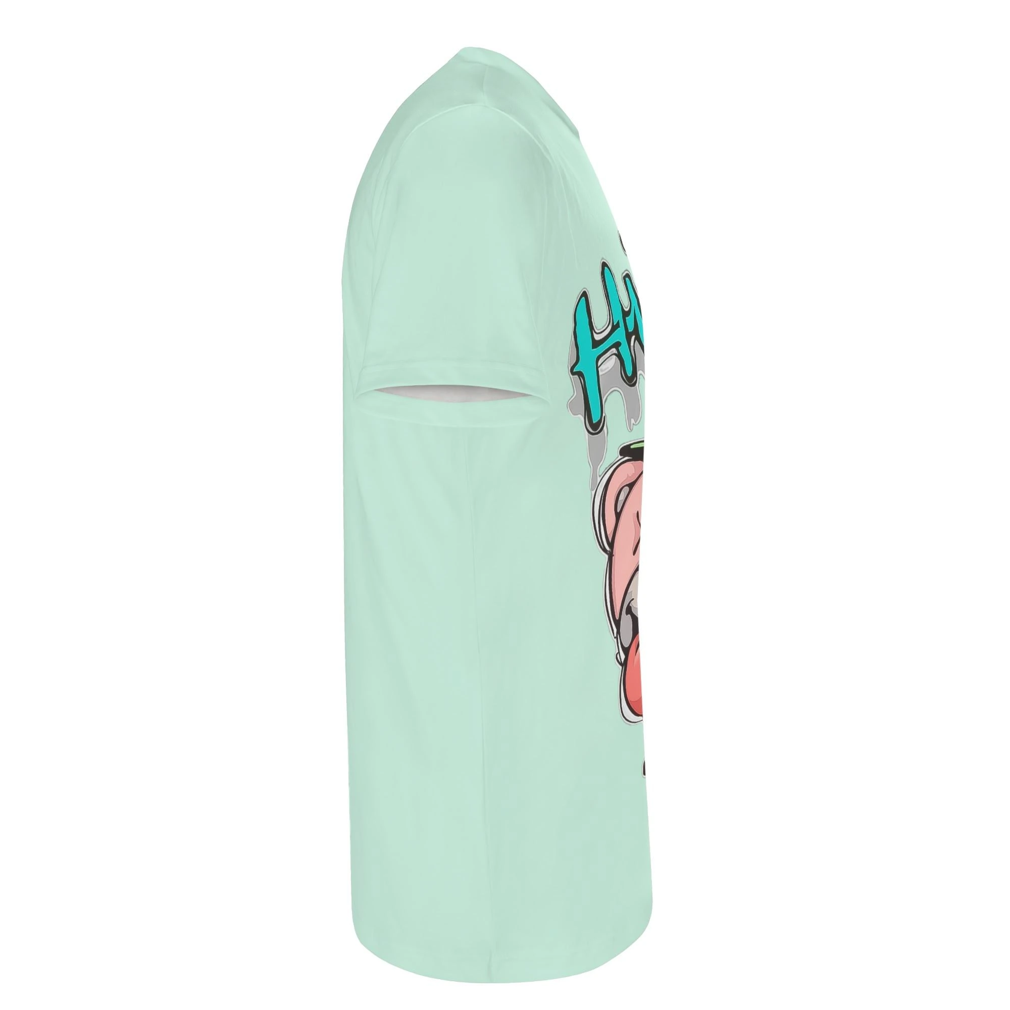Camiseta unisex verde menta con diseño de oso "Sense of Humor Boy" en estampado all-over.