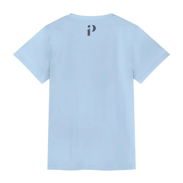Camiseta azul cielo con fondo limpio y logo discreto en la espalda.