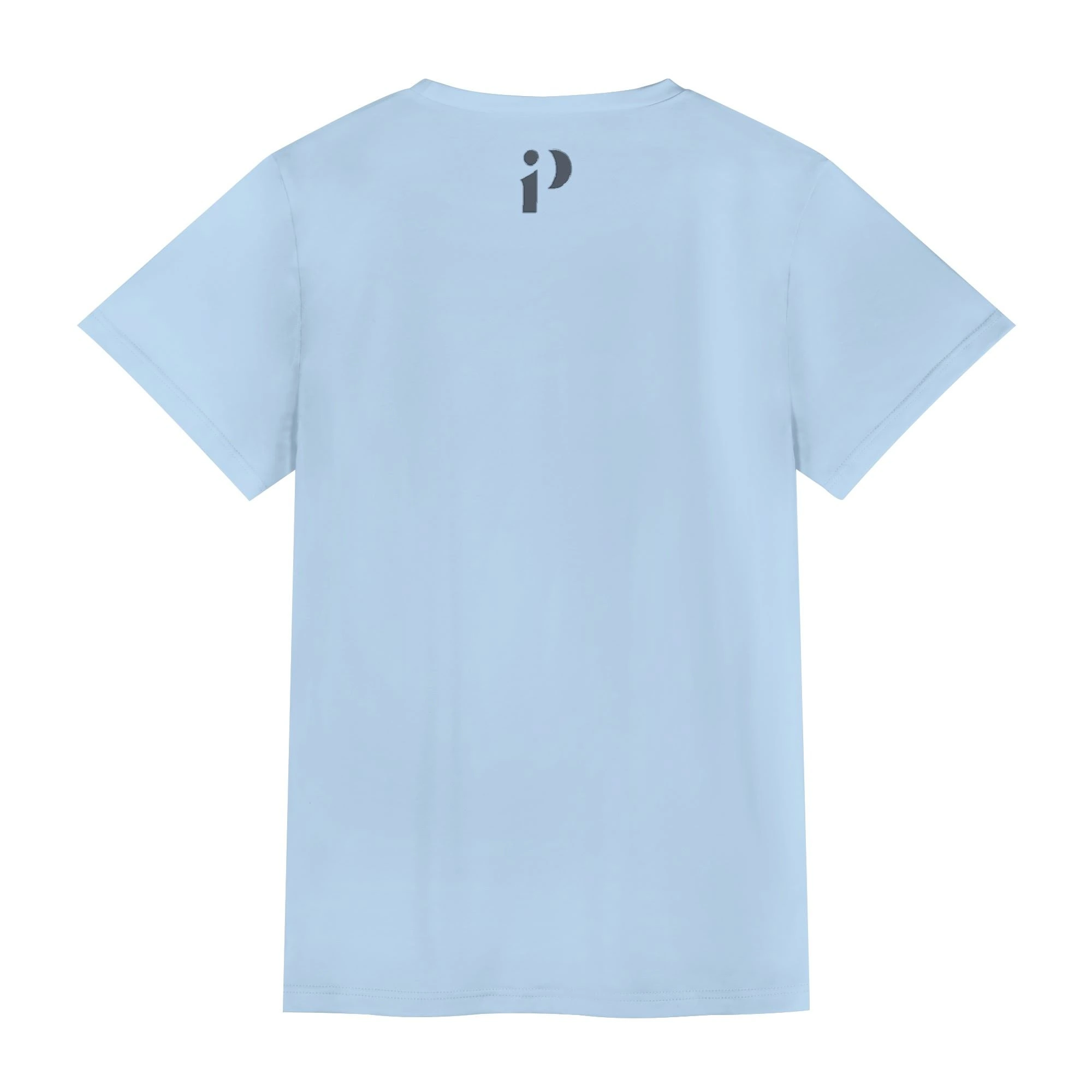 Camiseta azul cielo con fondo limpio y logo discreto en la espalda.