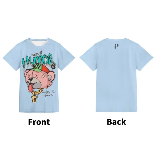 Camiseta unisex azul cielo con diseño divertido "Sense of Humor Boy" en estampado all-over. Camiseta azul cielo con fondo limpio y logo discreto en la espalda.