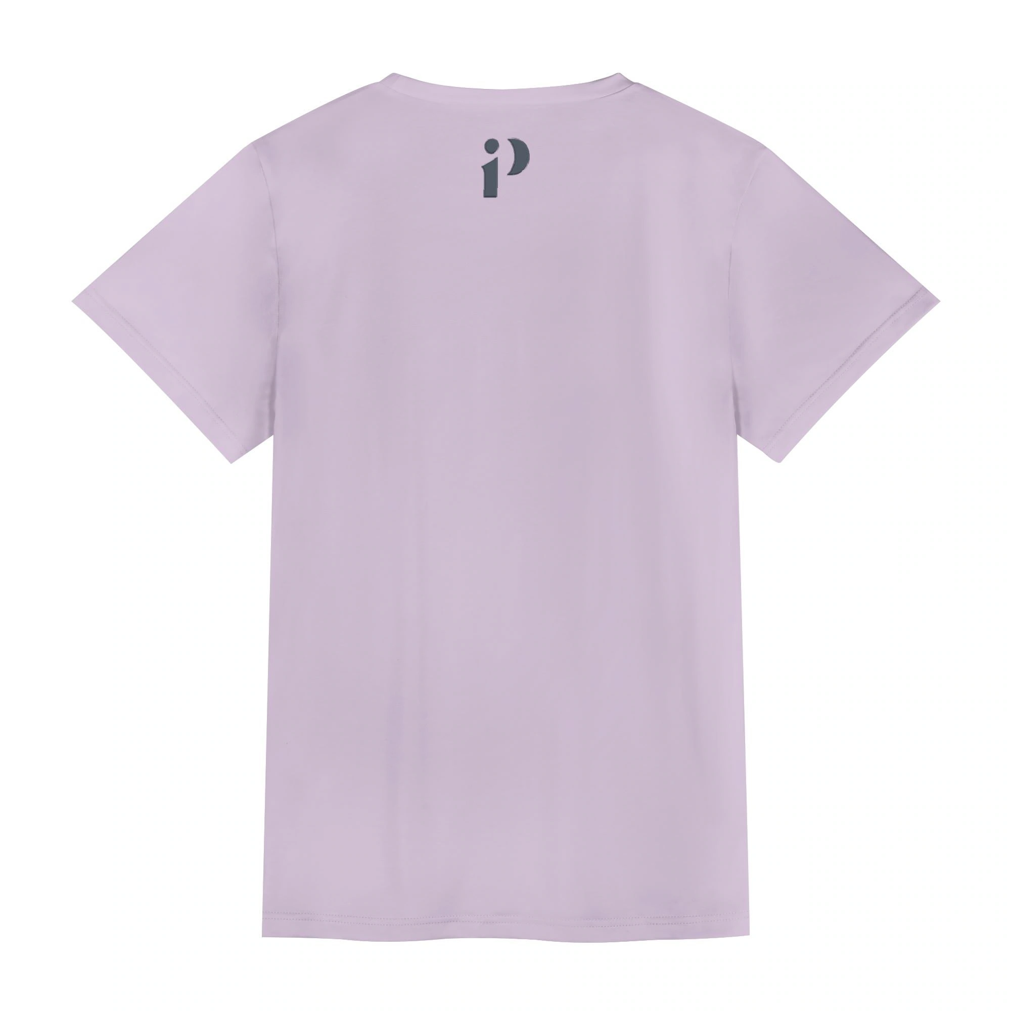 Camiseta lavanda de corte clásico con fondo limpio y logo discreto.