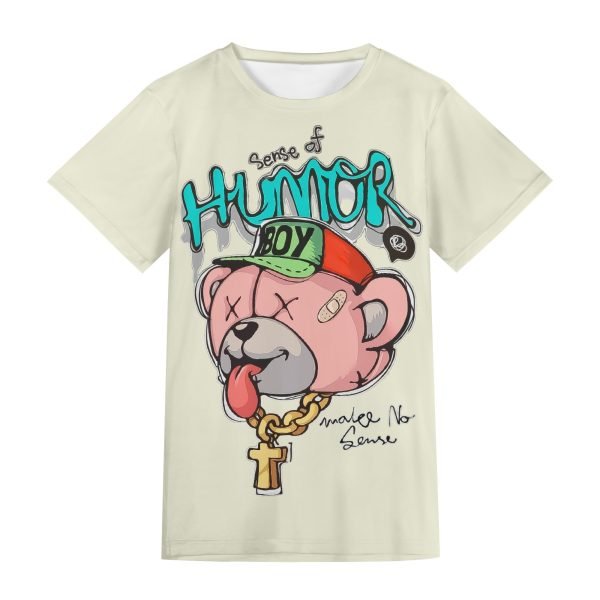 Camiseta unisex color vainilla con diseño "Sense of Humor Boy" en impresión all-over.