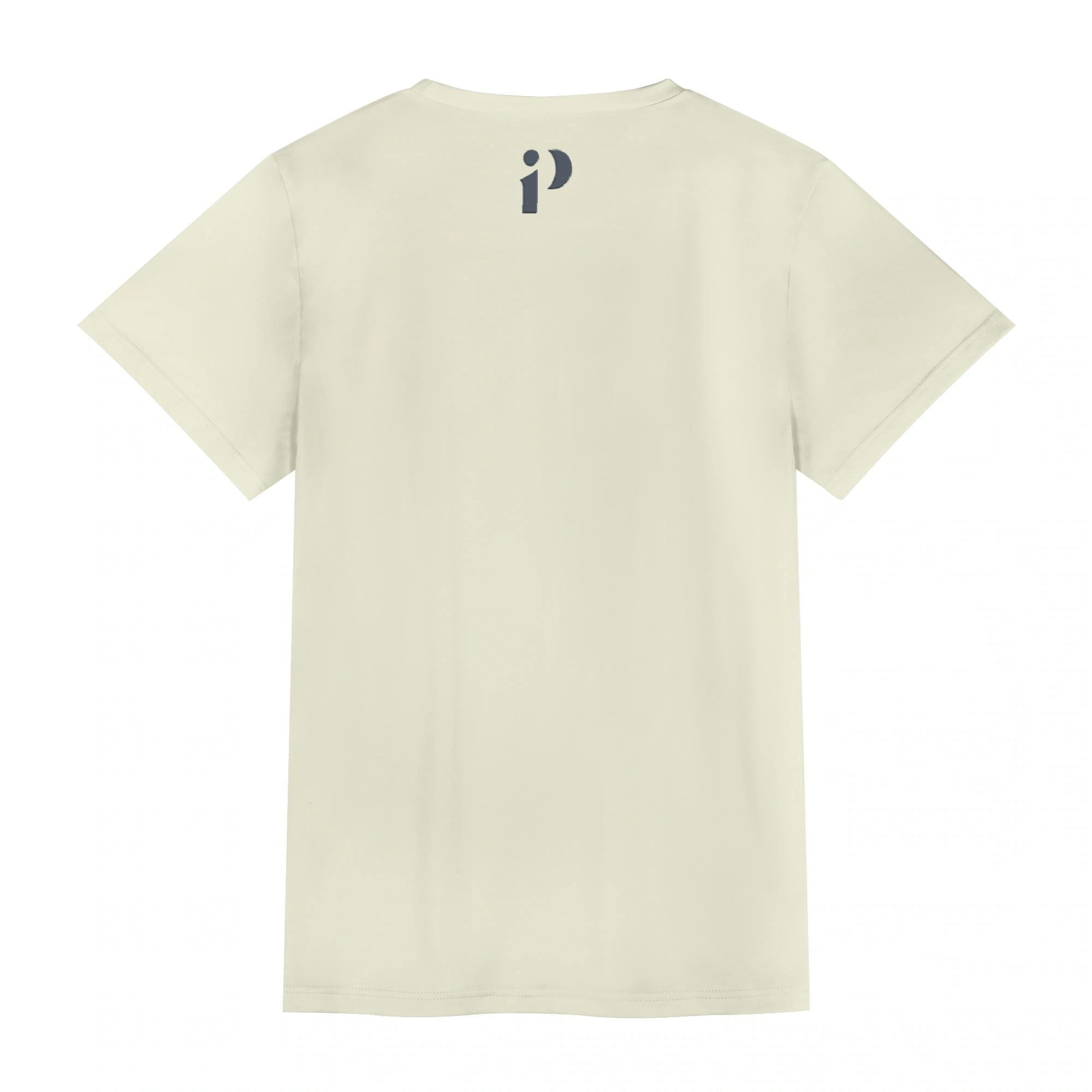 Camiseta vainilla minimalista con logo discreto.